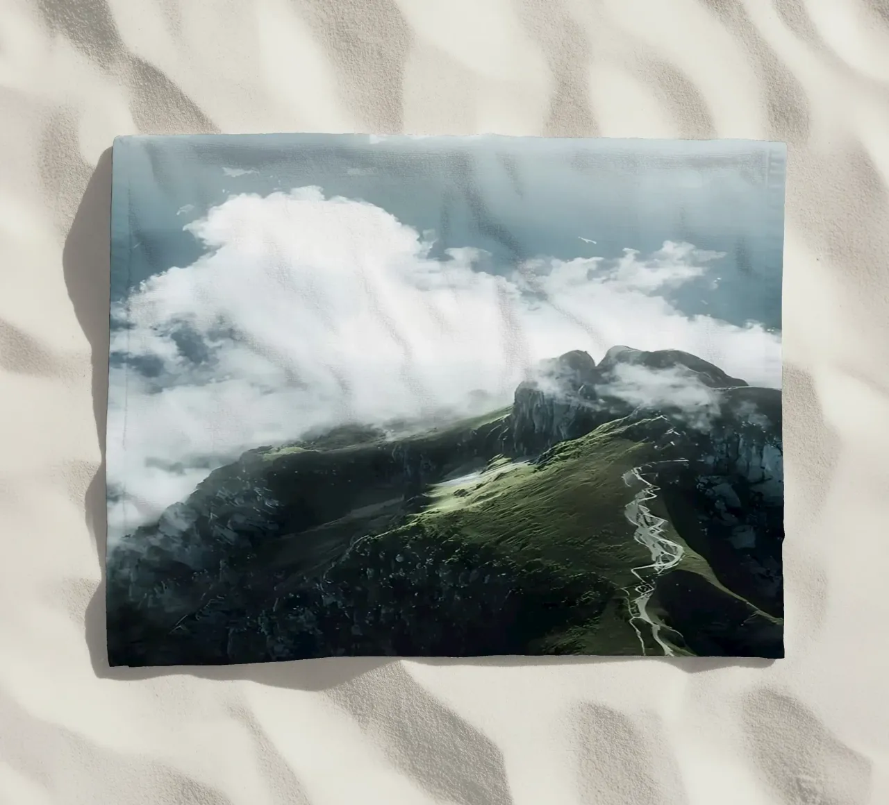Montagna con nuvole telo mare da Matthew Katz