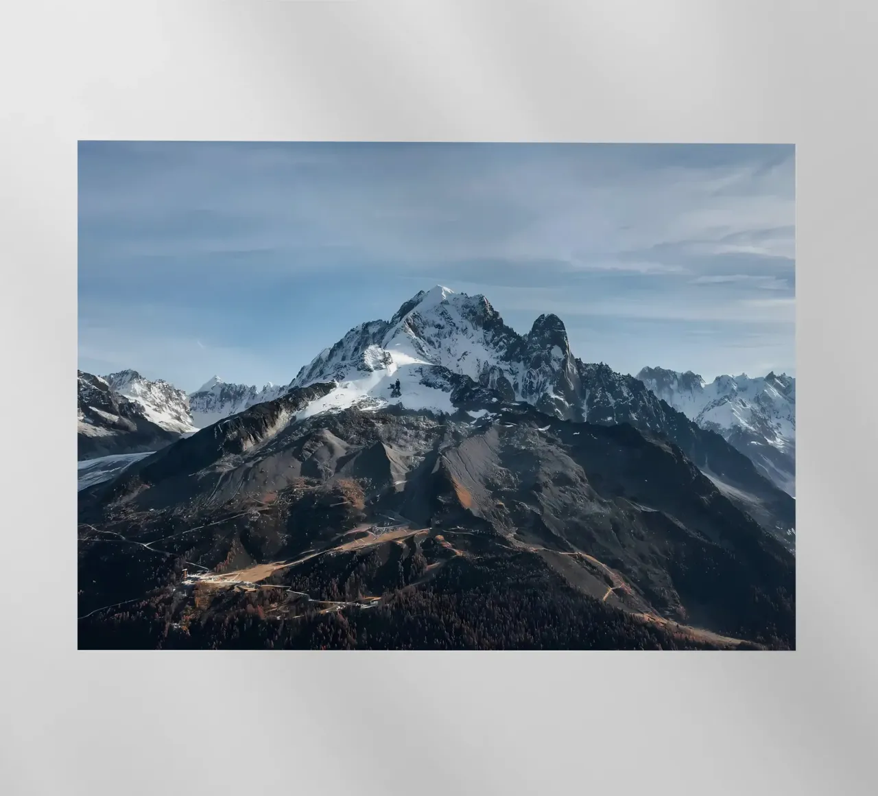 Picco innevato a Chamonix Mont-blanc pellicola backlit da Matthew Katz