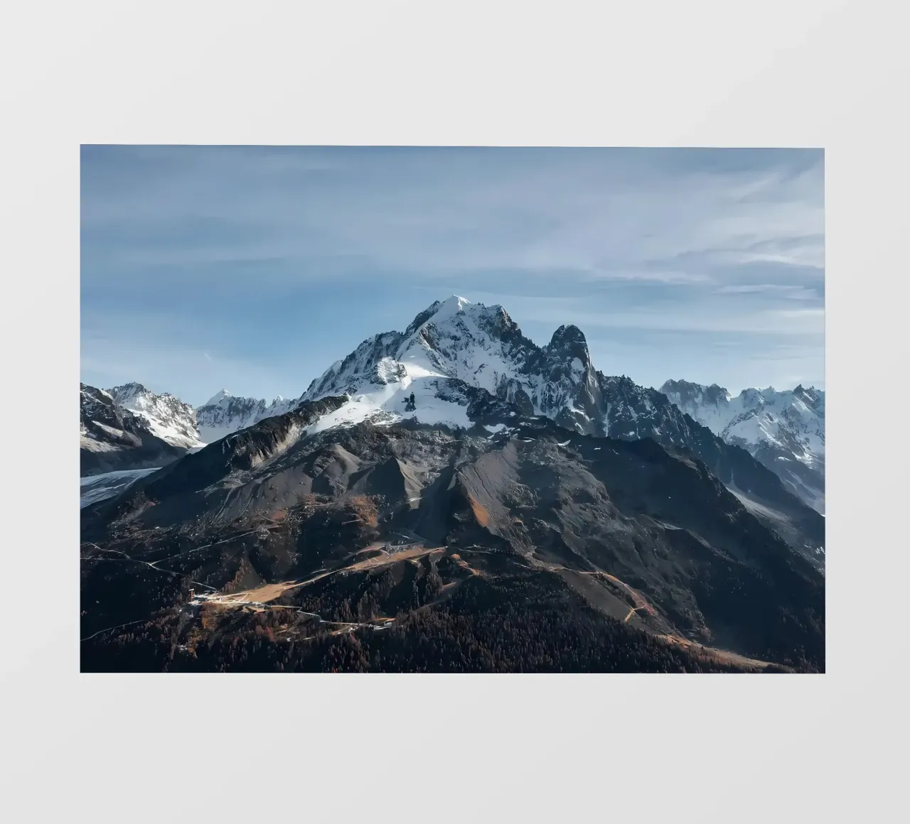 Picco innevato a Chamonix Mont-blanc pellicola backlit da Matthew Katz