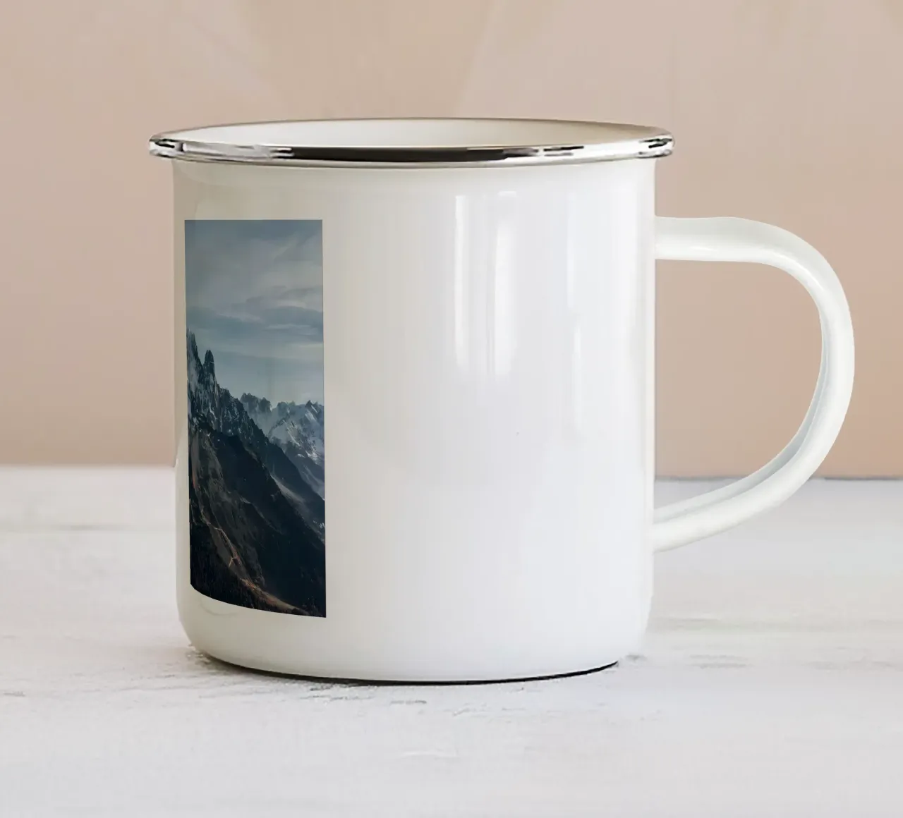 Picco innevato a Chamonix Mont-blanc tazza in smalto da Matthew Katz