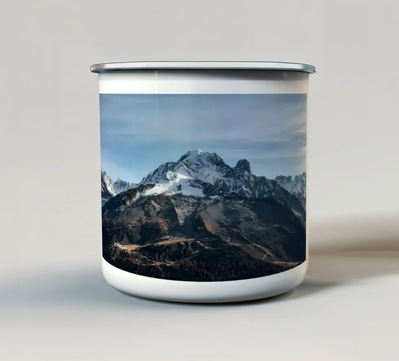 Picco innevato a Chamonix Mont-blanc tazza in smalto da Matthew Katz