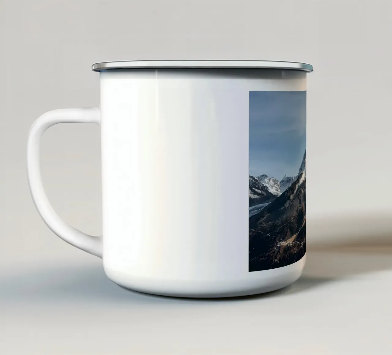 Picco innevato a Chamonix Mont-blanc tazza in smalto da Matthew Katz