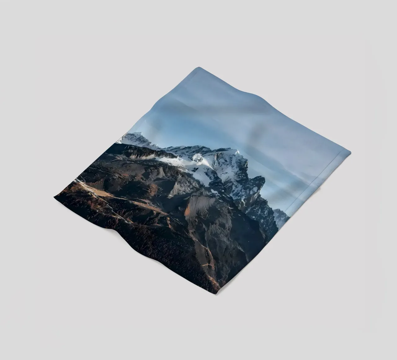 Picco innevato a Chamonix Mont-blanc coperta in pile da Matthew Katz