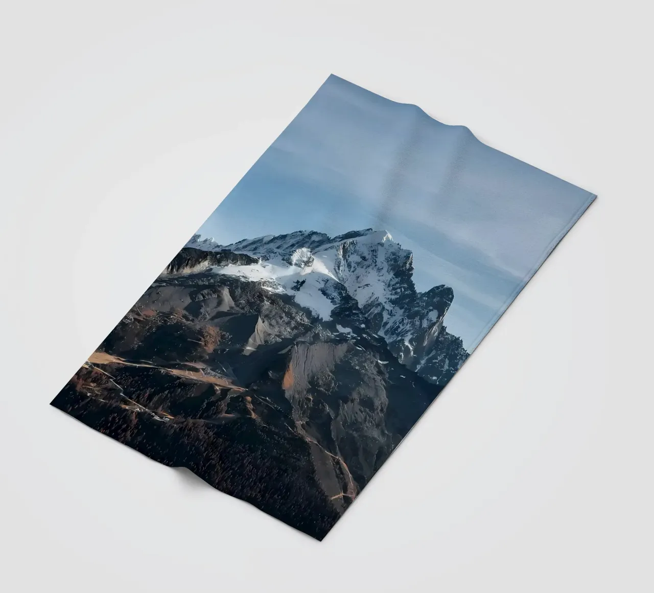 Picco innevato a Chamonix Mont-blanc coperta in pile da Matthew Katz