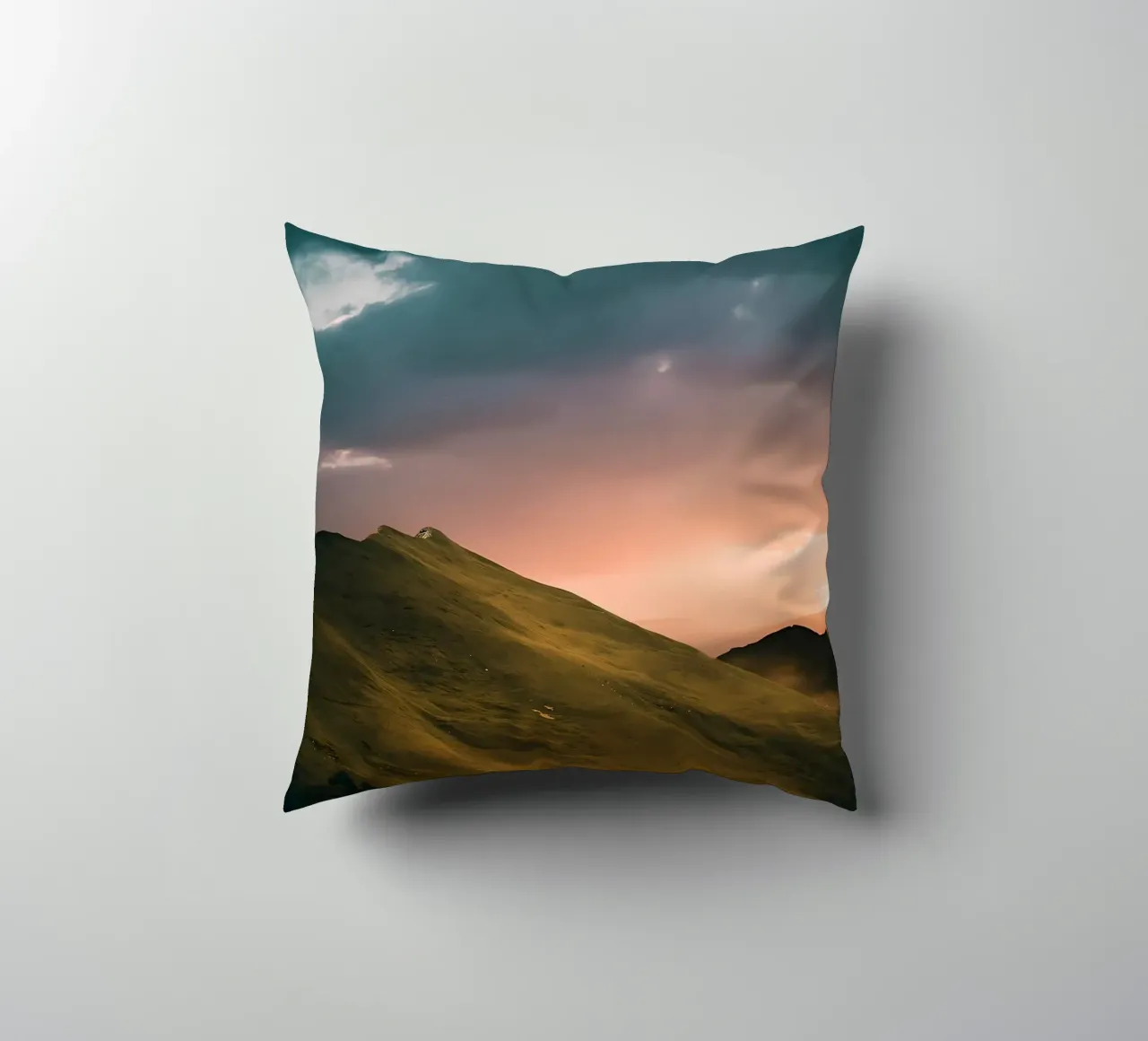 Coucher de soleil dans les Alpes coussin de Matthew Katz