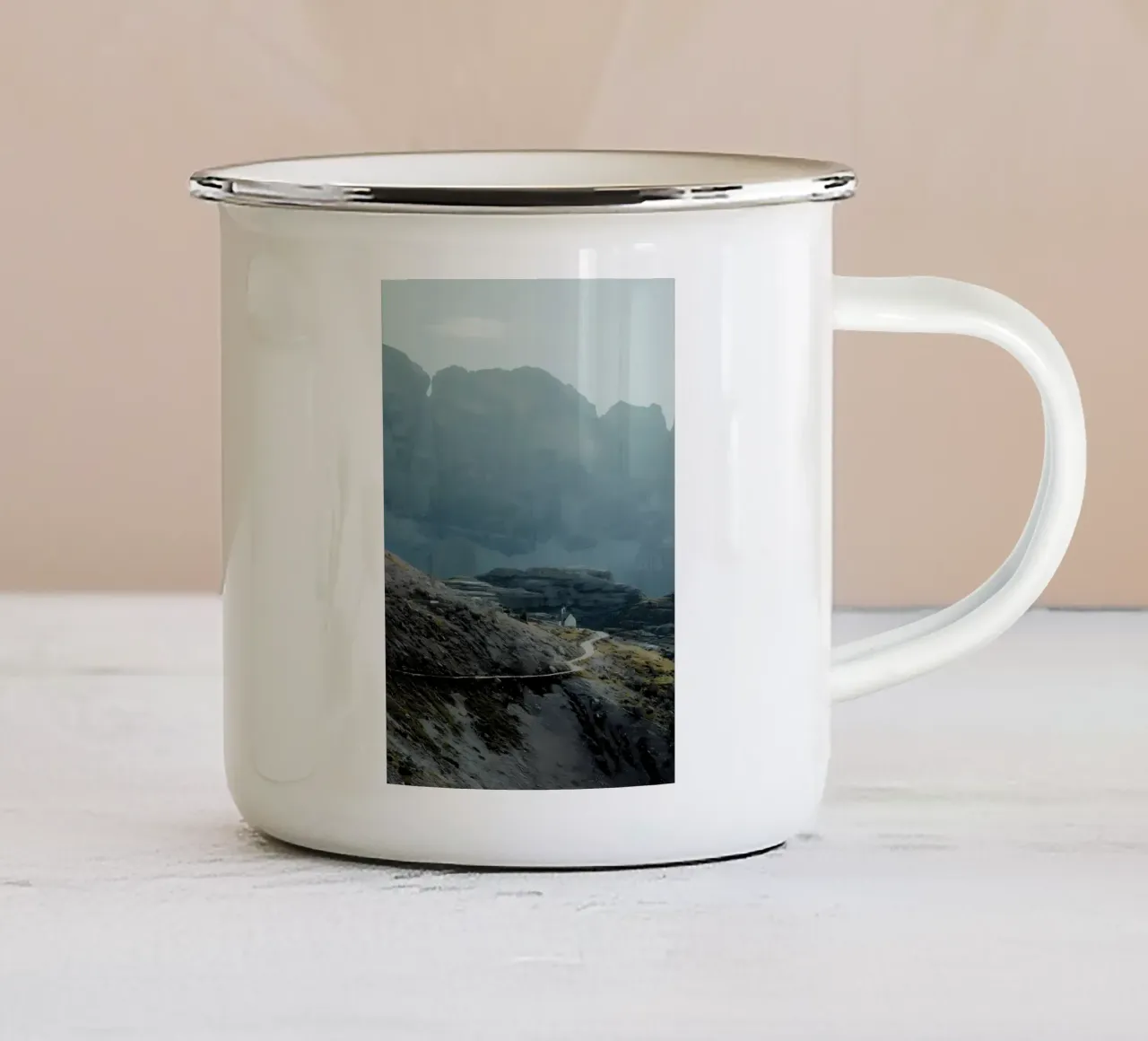 Muro tazza in smalto da Matthew Katz
