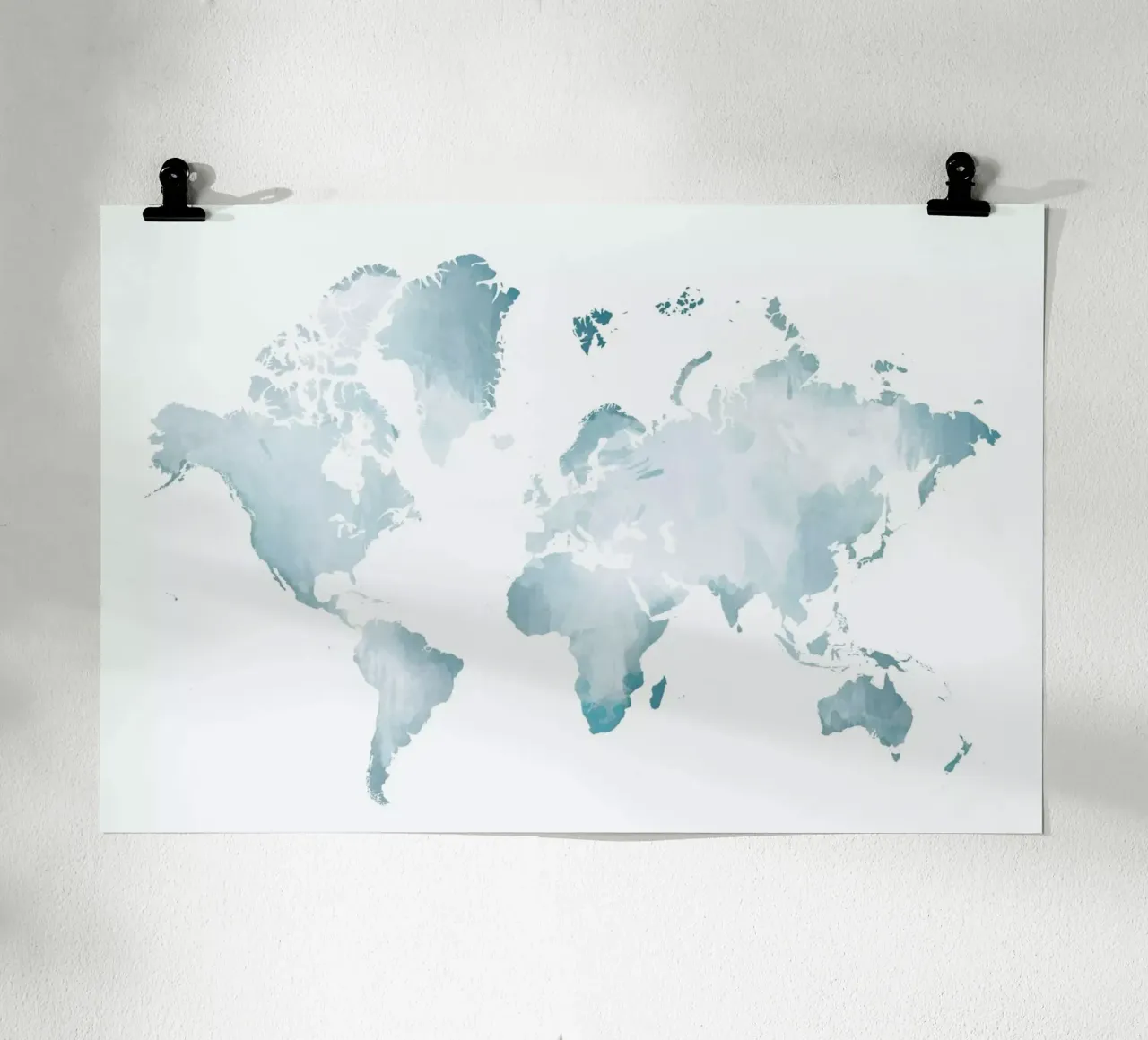 World Map Watercolour poster con telaio in alluminio da The Cartography Collection