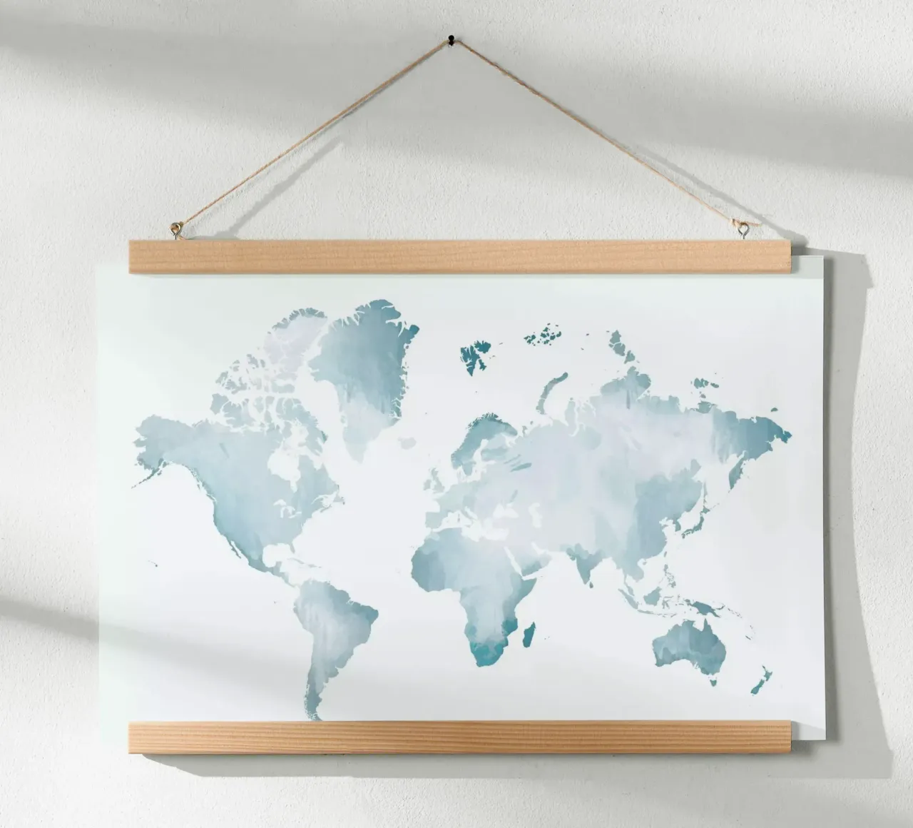 World Map Watercolour poster con telaio in alluminio da The Cartography Collection