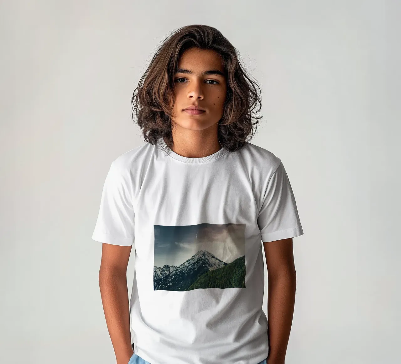 Dramatic Mountain kinder t-shirt van Matthew Katz