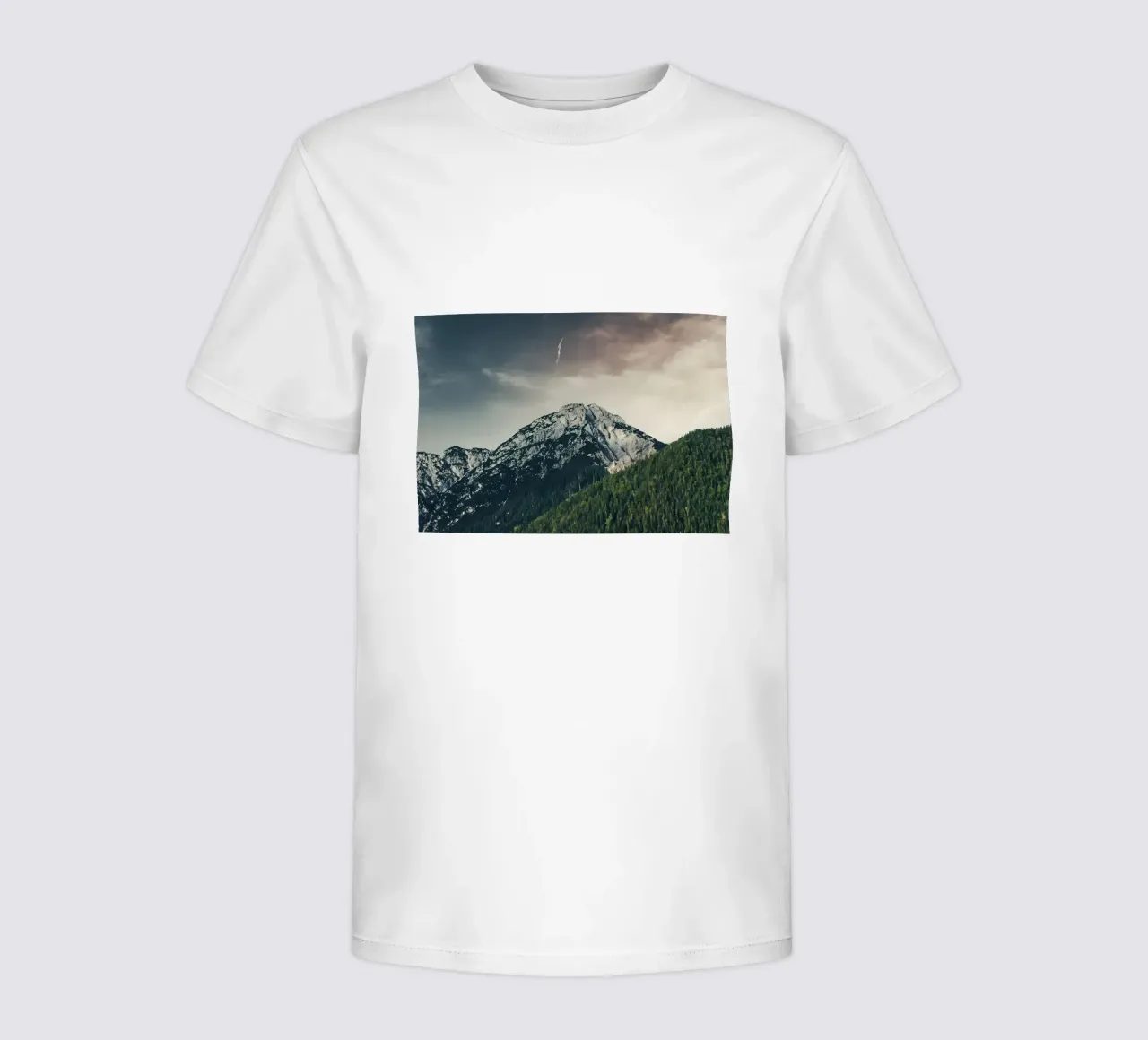 Dramatic Mountain kinder t-shirt van Matthew Katz