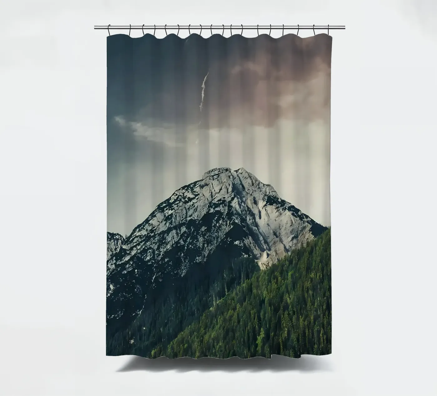 Montagna drammatica tenda da doccia da Matthew Katz