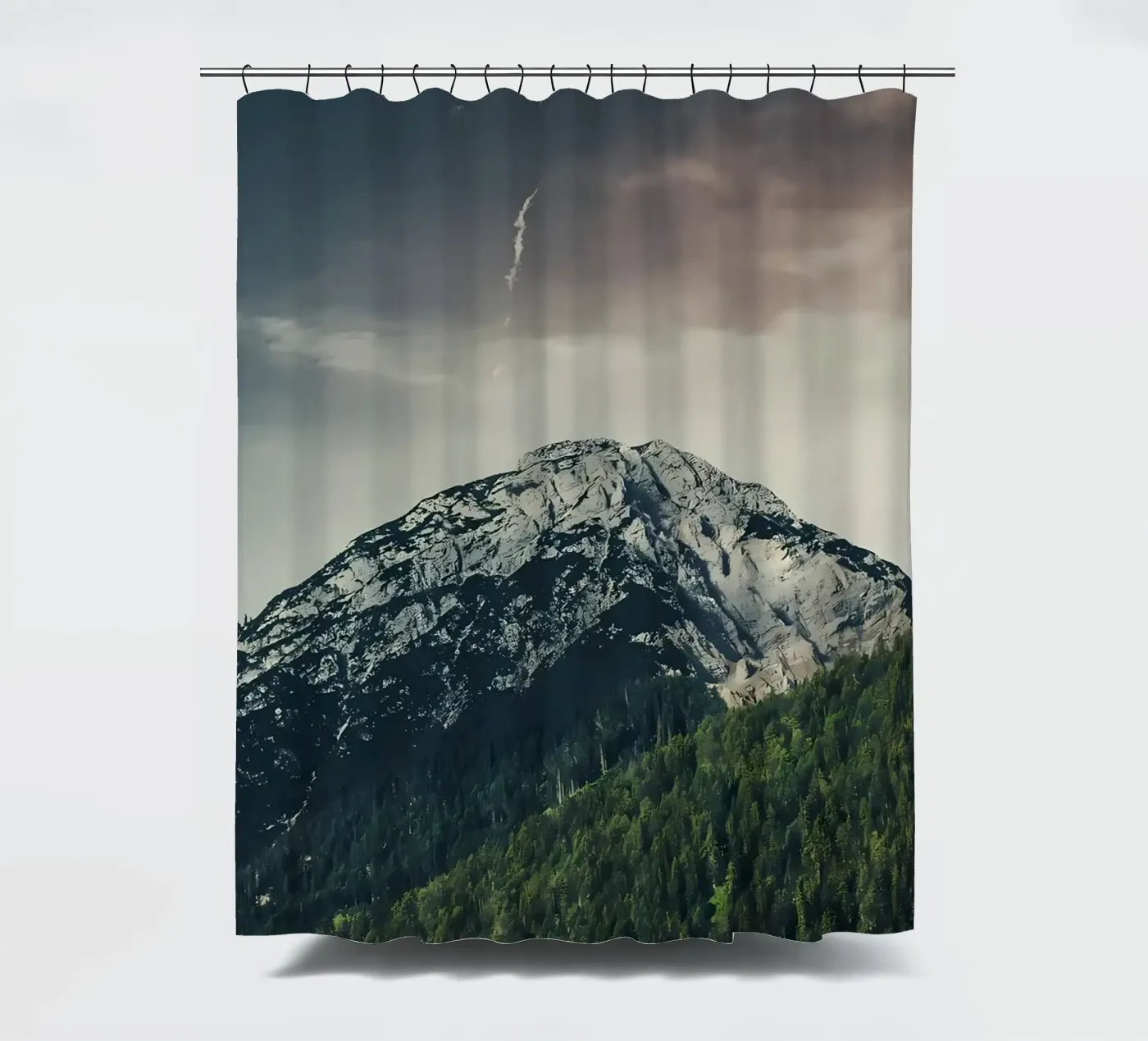 Montagna drammatica tenda da doccia da Matthew Katz