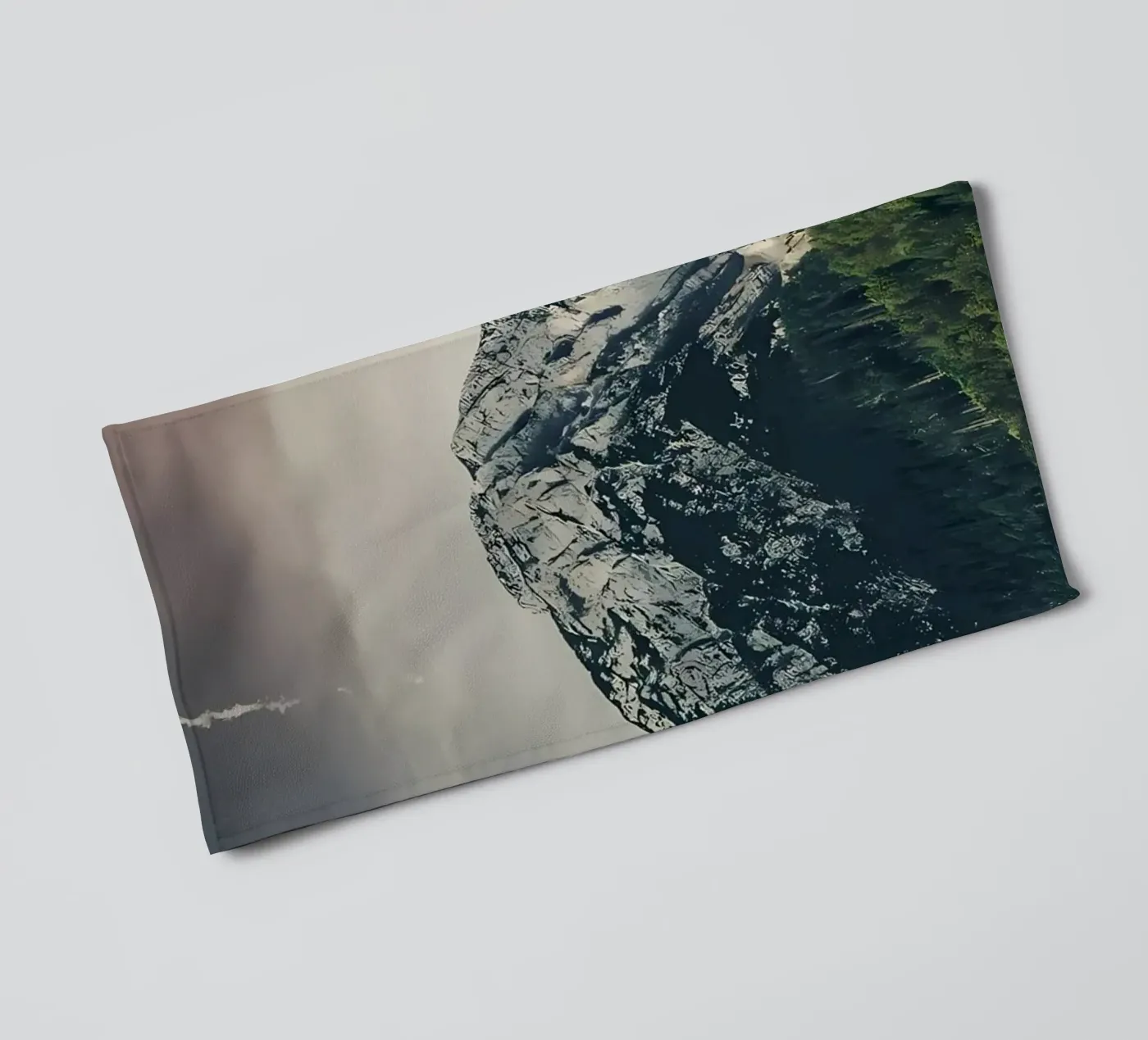 Dramatischer Berg Handtuch von Matthew Katz