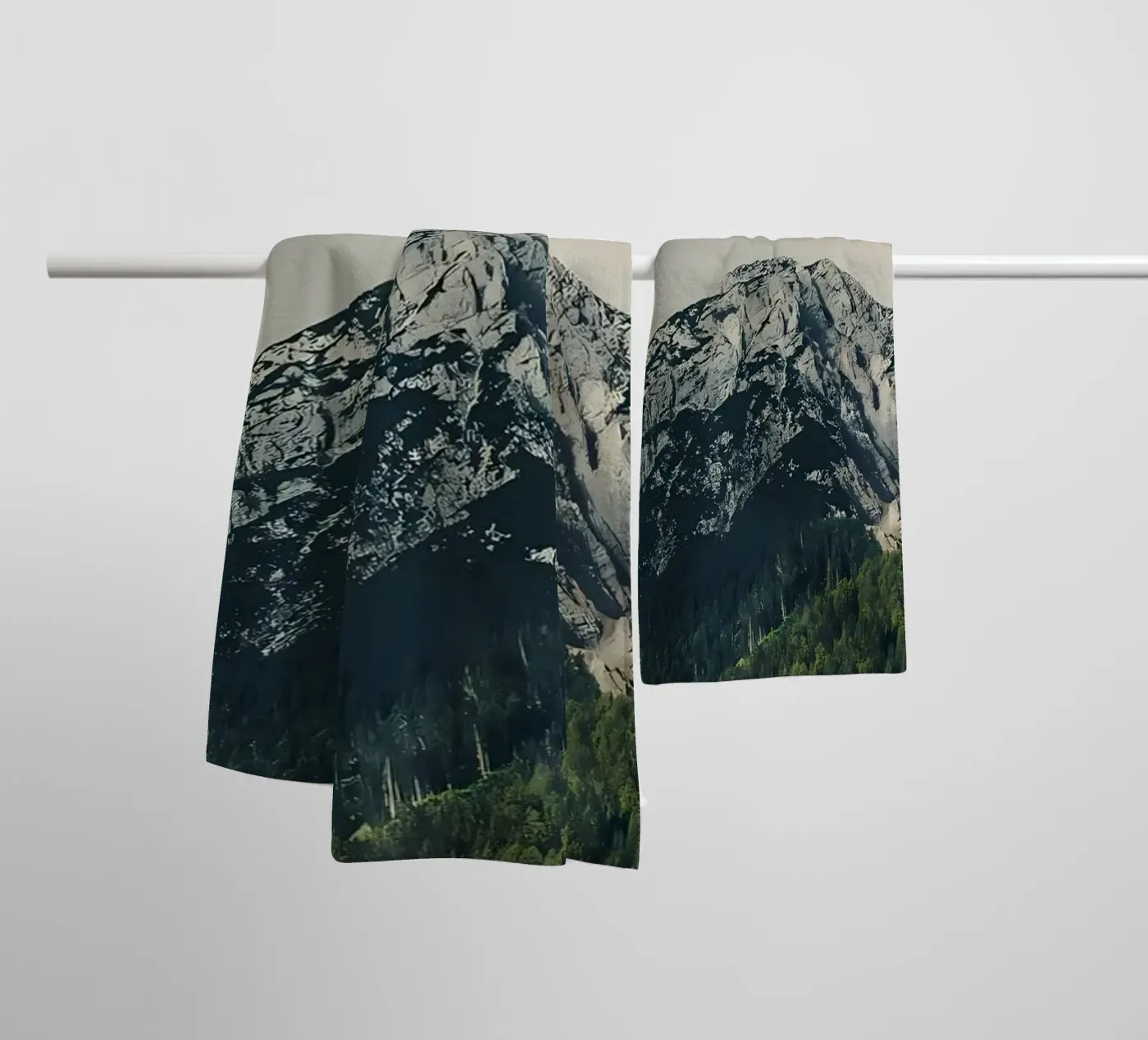 Dramatischer Berg Handtuch von Matthew Katz