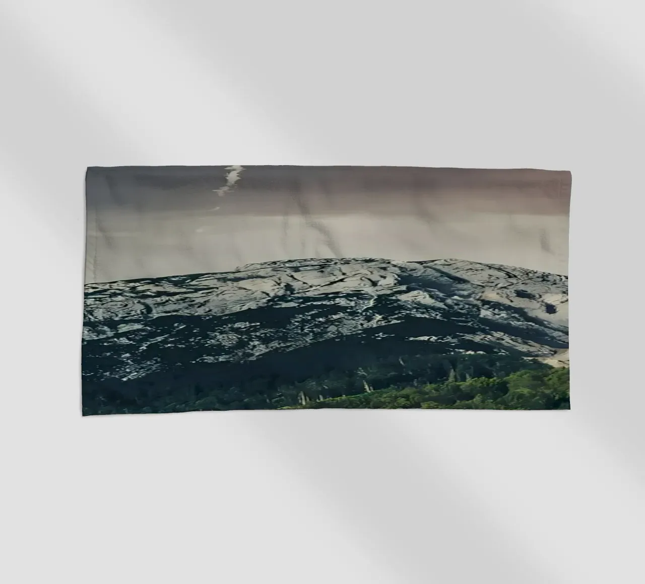 Dramatic Mountain serviette de plage de Matthew Katz