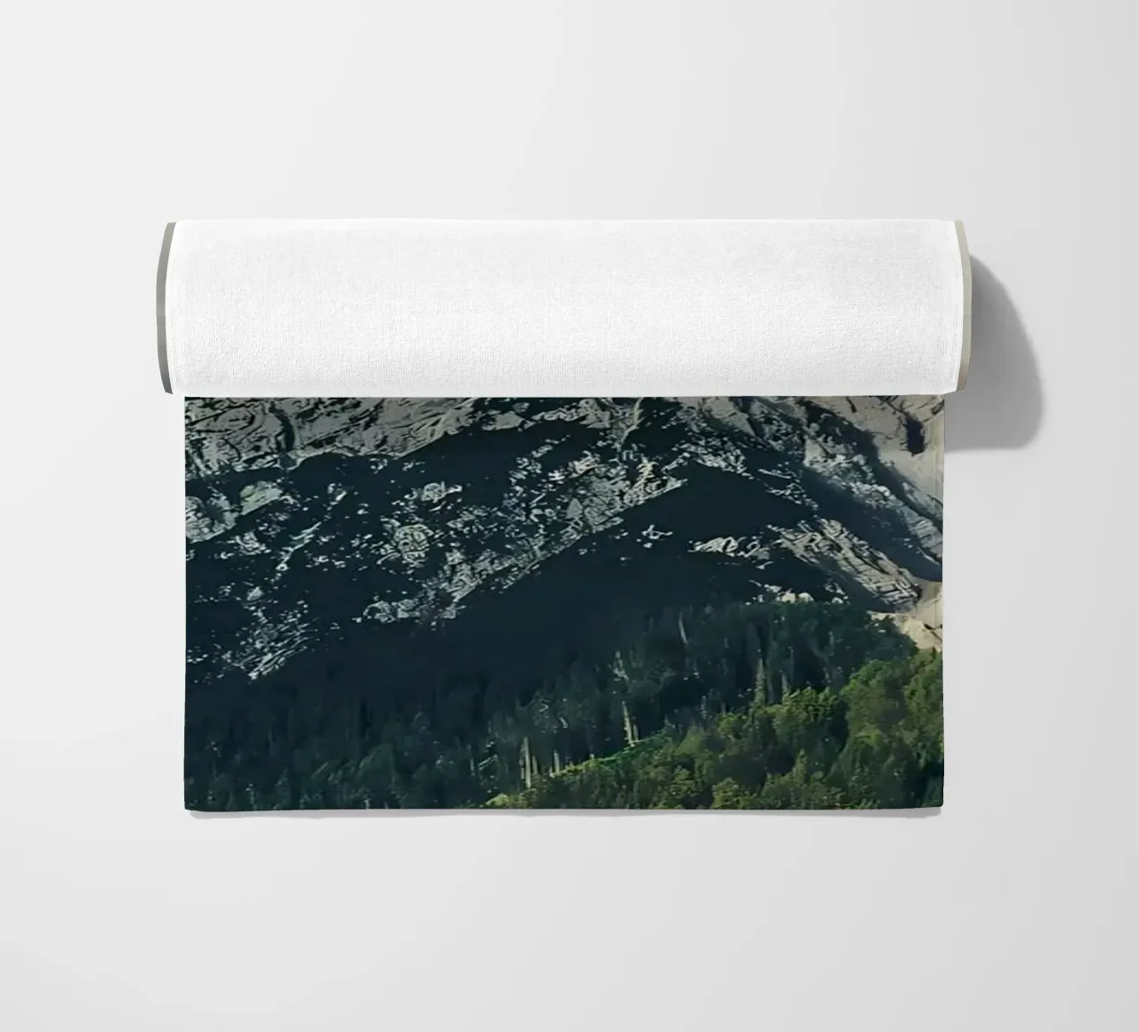 Montagna drammatica telo mare da Matthew Katz