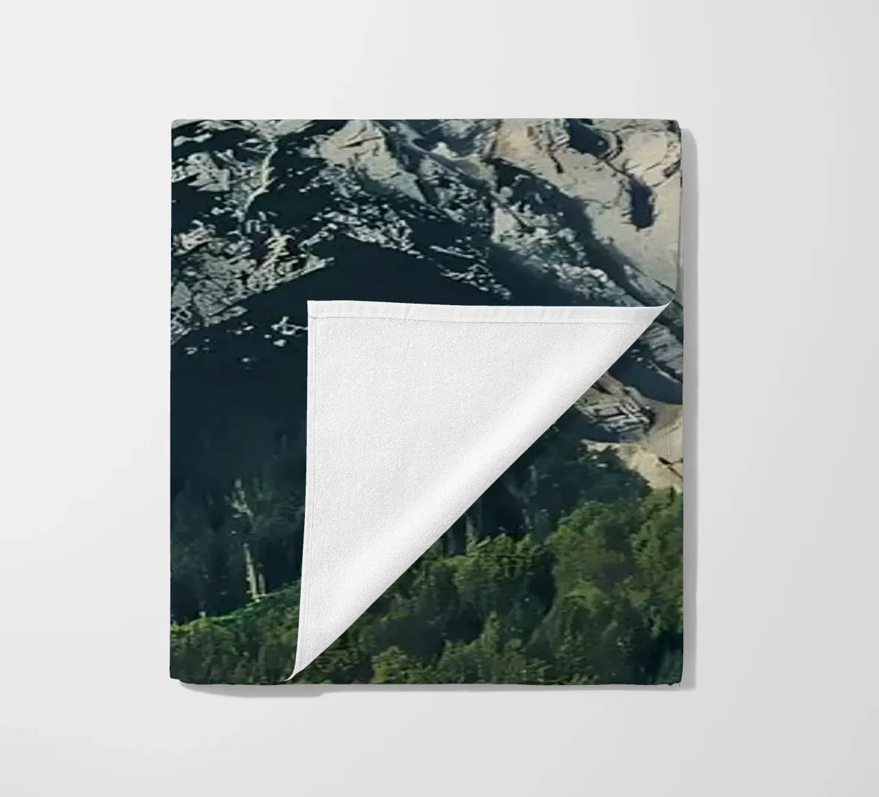 Dramatic Mountain serviette de plage de Matthew Katz