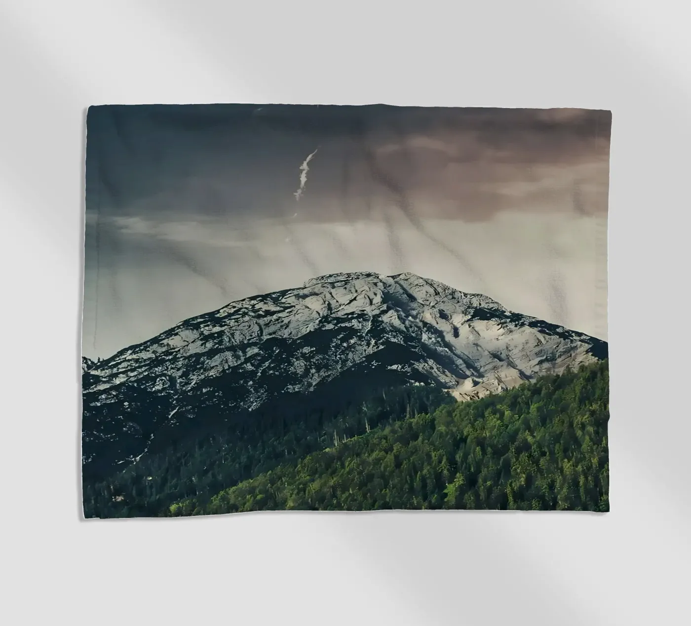 Dramatic Mountain Strandtuch von Matthew Katz