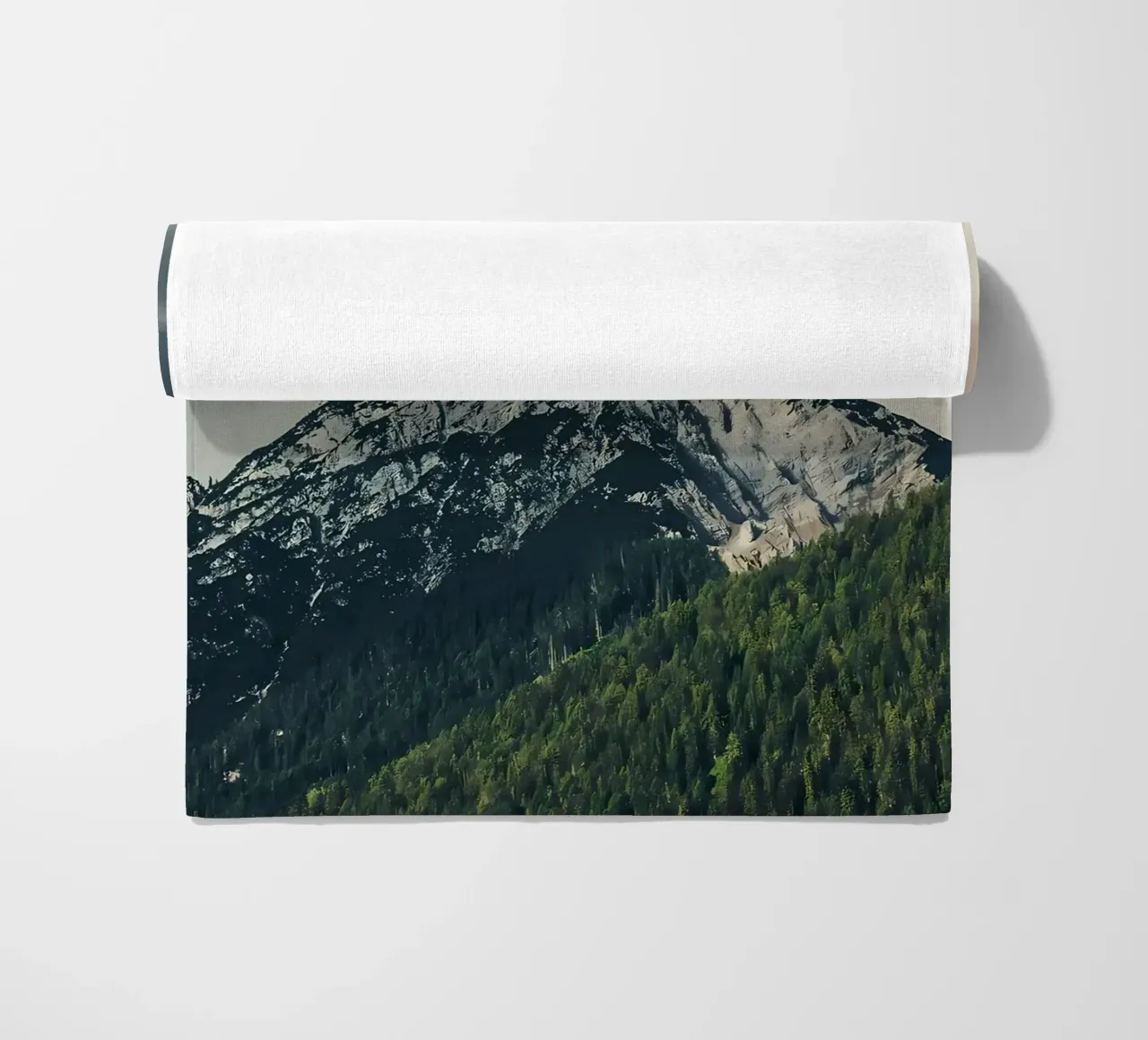 Dramatic Mountain serviette de plage de Matthew Katz