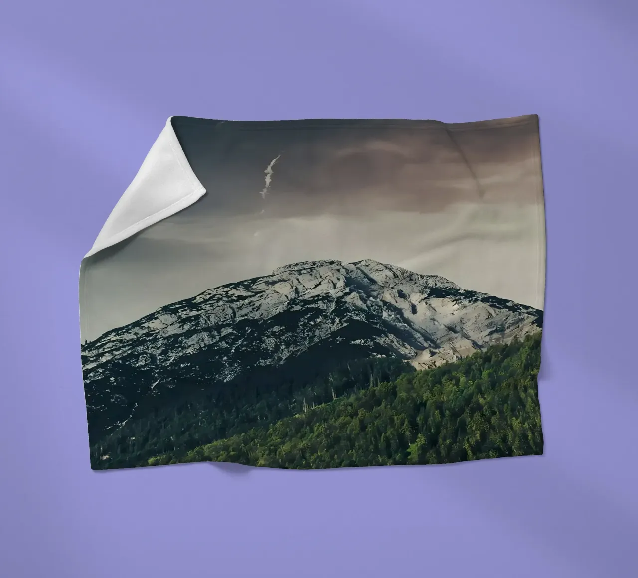 Montagna drammatica coperta in pile da Matthew Katz