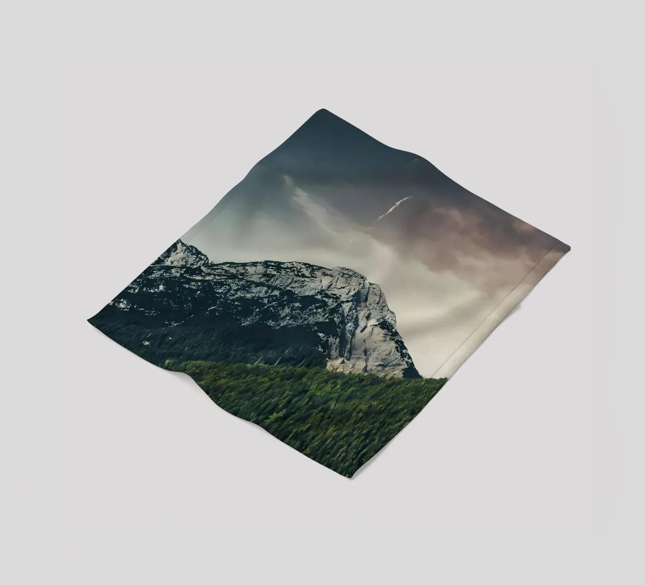 Montagna drammatica coperta in pile da Matthew Katz