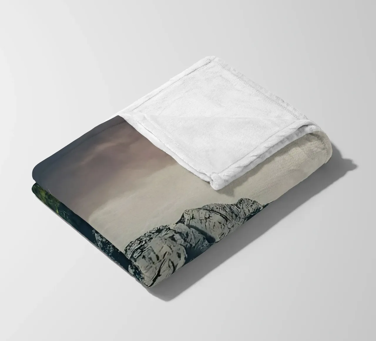 Montagna drammatica coperta in pile da Matthew Katz