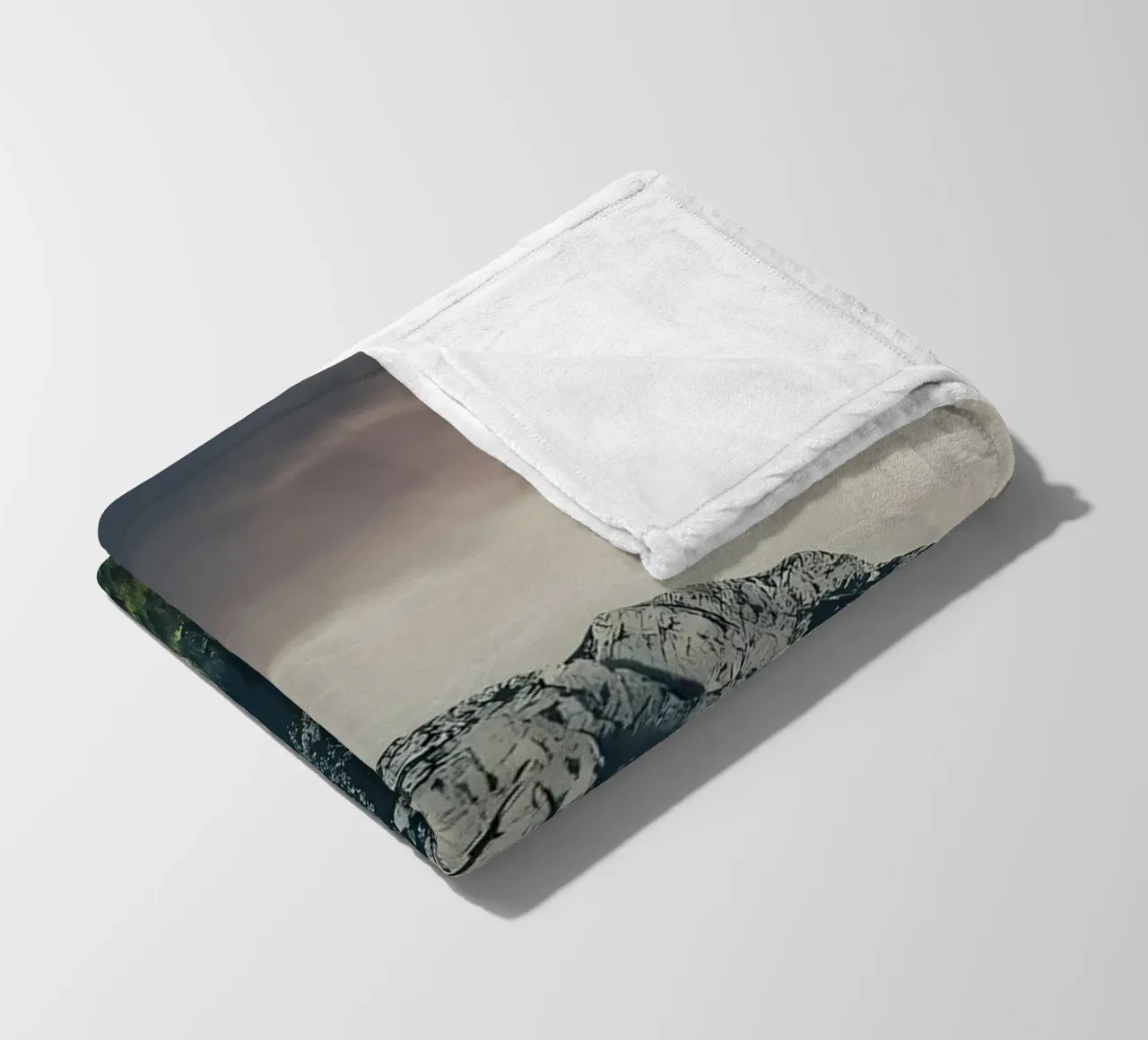 Montagna drammatica coperta in pile da Matthew Katz