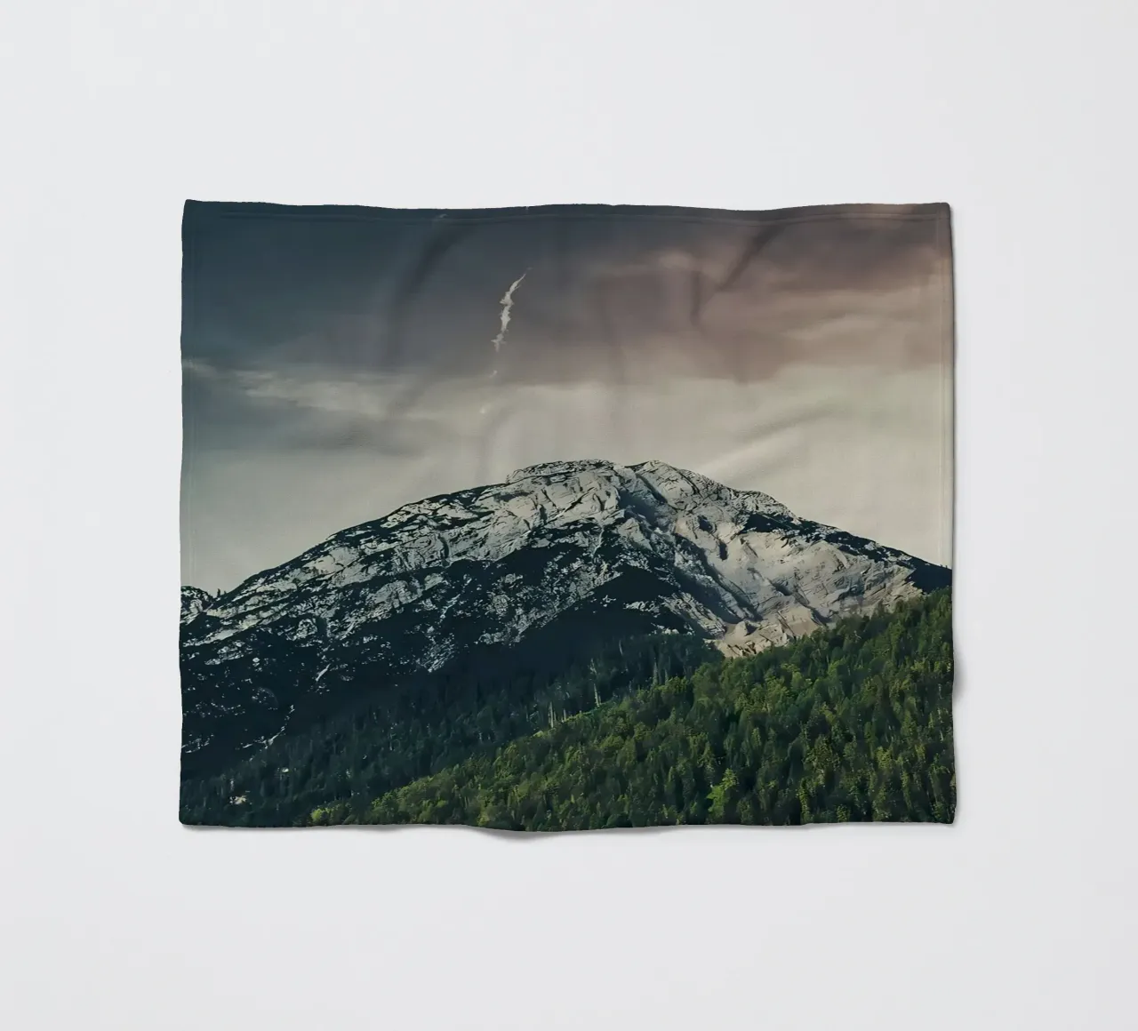 Montagna drammatica coperta in pile da Matthew Katz