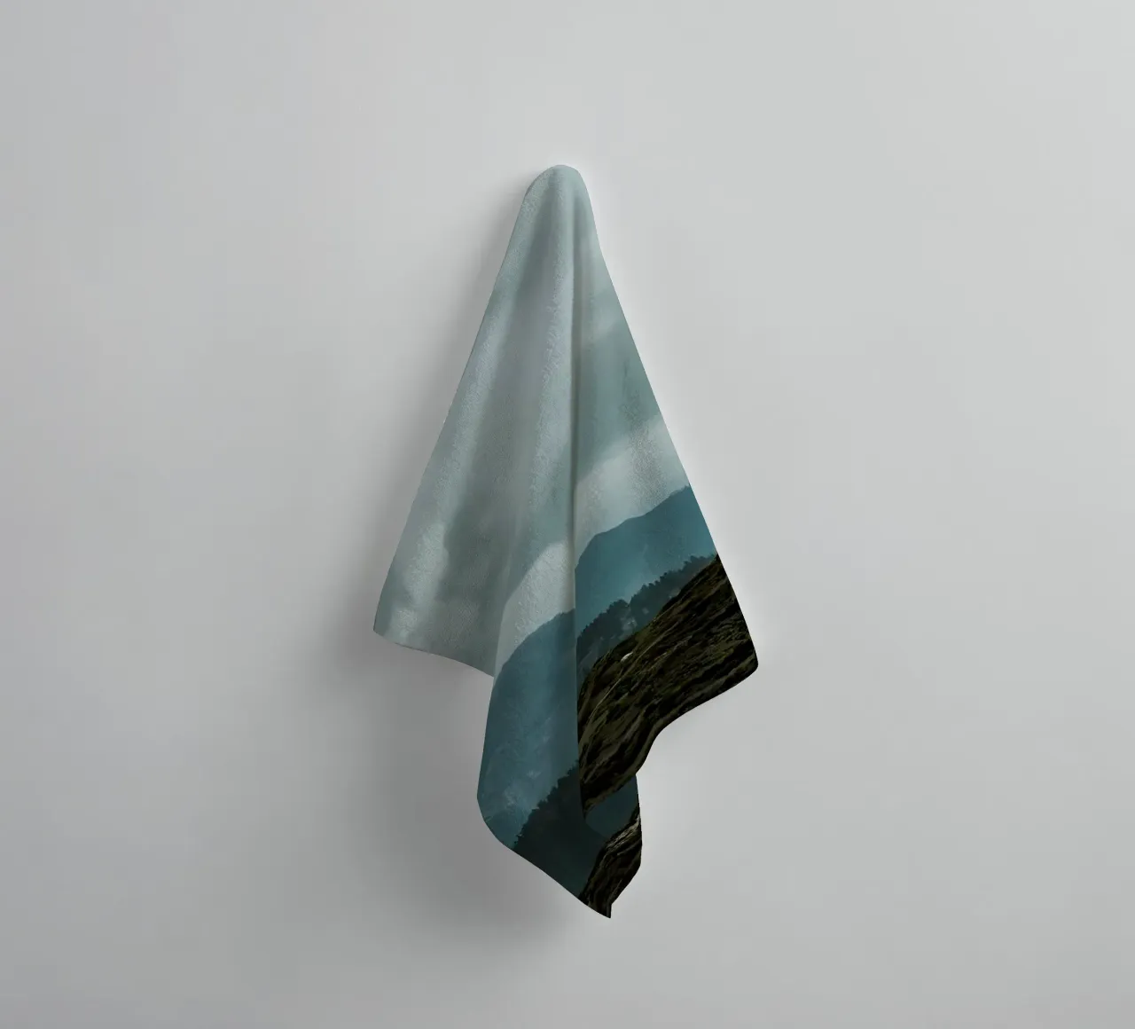 Lone Tree Berglandschap badhanddoek van Matthew Katz