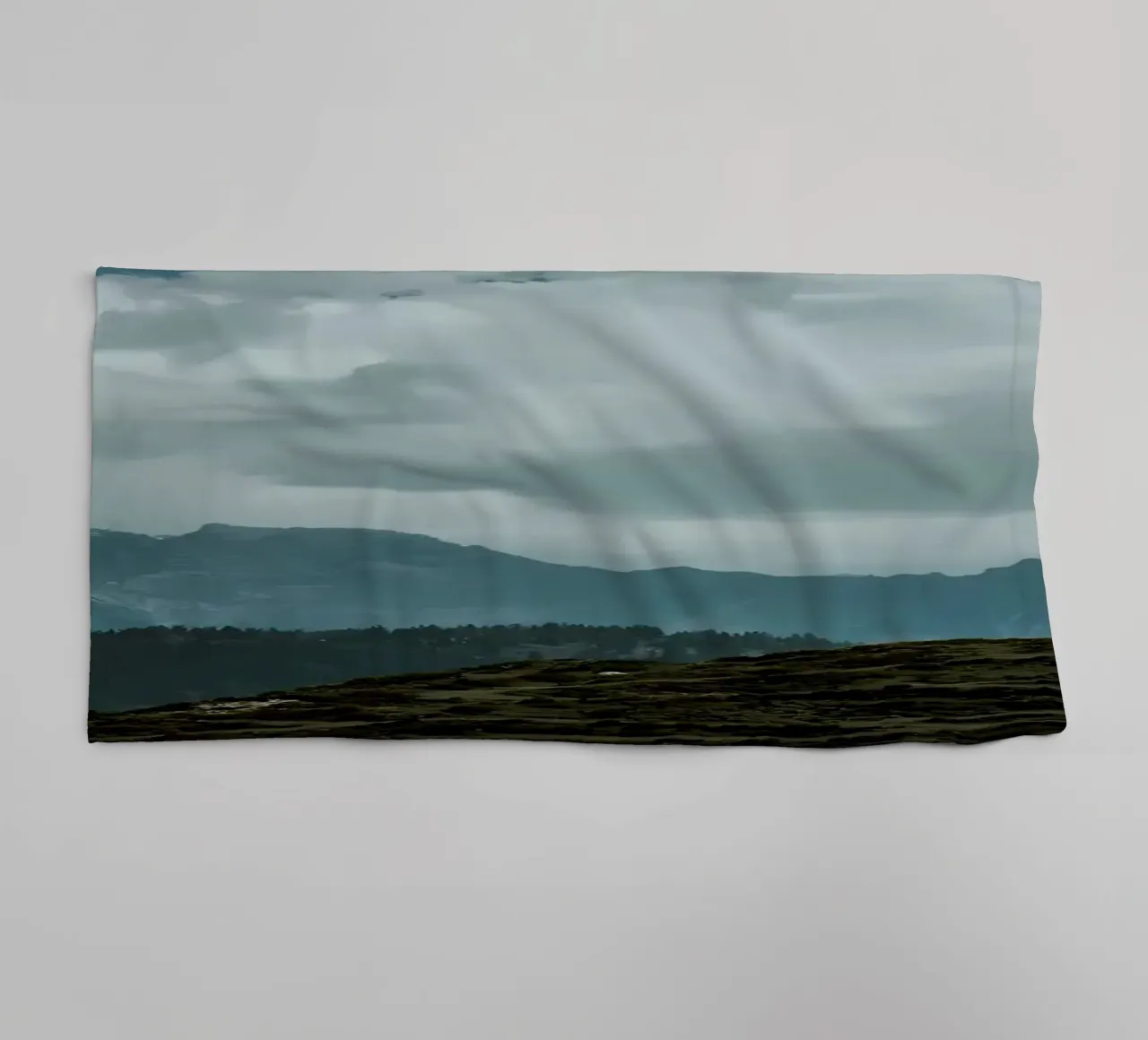 Lone Tree Berglandschap badhanddoek van Matthew Katz