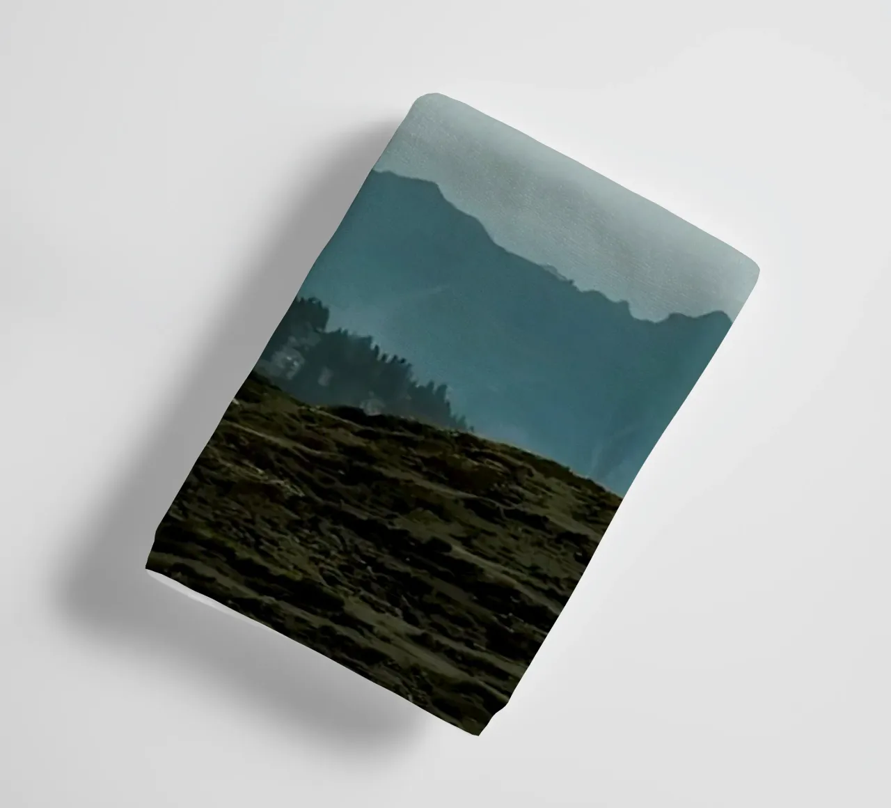 Lone Tree Berglandschap badhanddoek van Matthew Katz