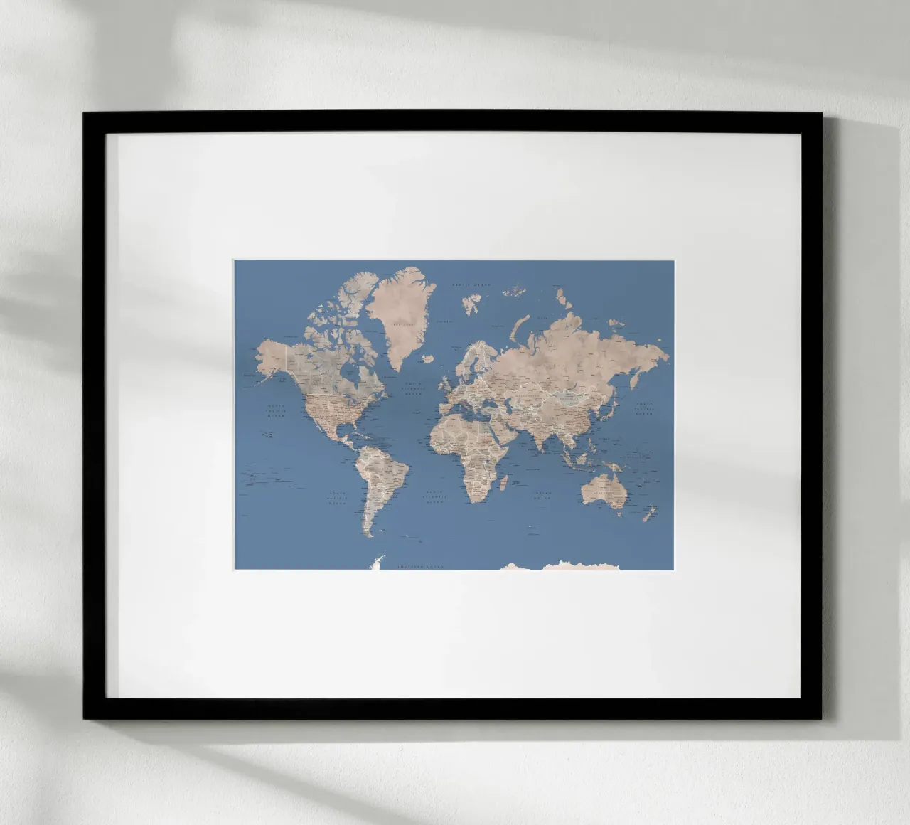 Nadeen mappa del mondo w città poster con telaio in plastica da Aiden Garcia