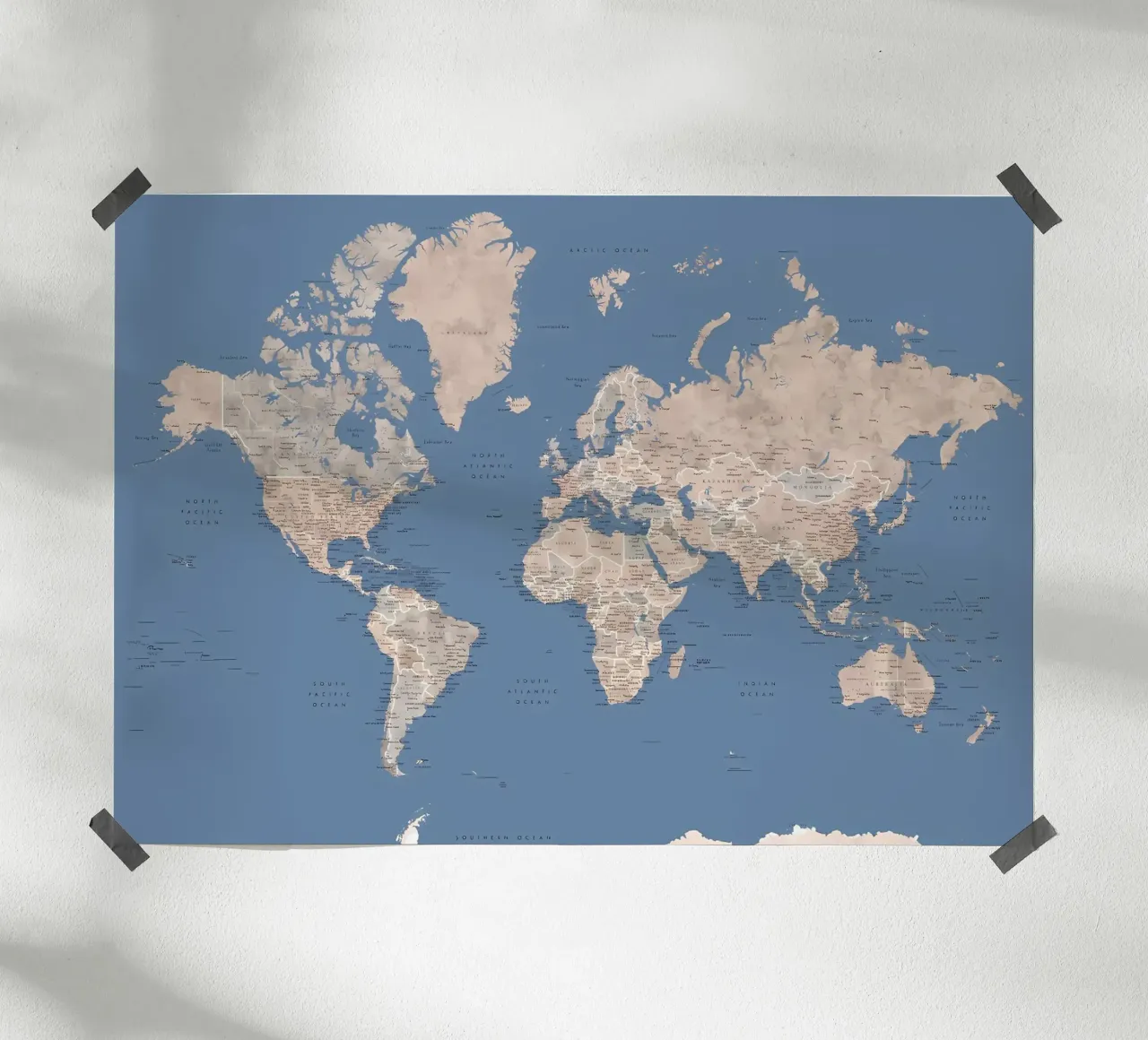 Nadeen mappa del mondo w città poster con telaio in plastica da Aiden Garcia