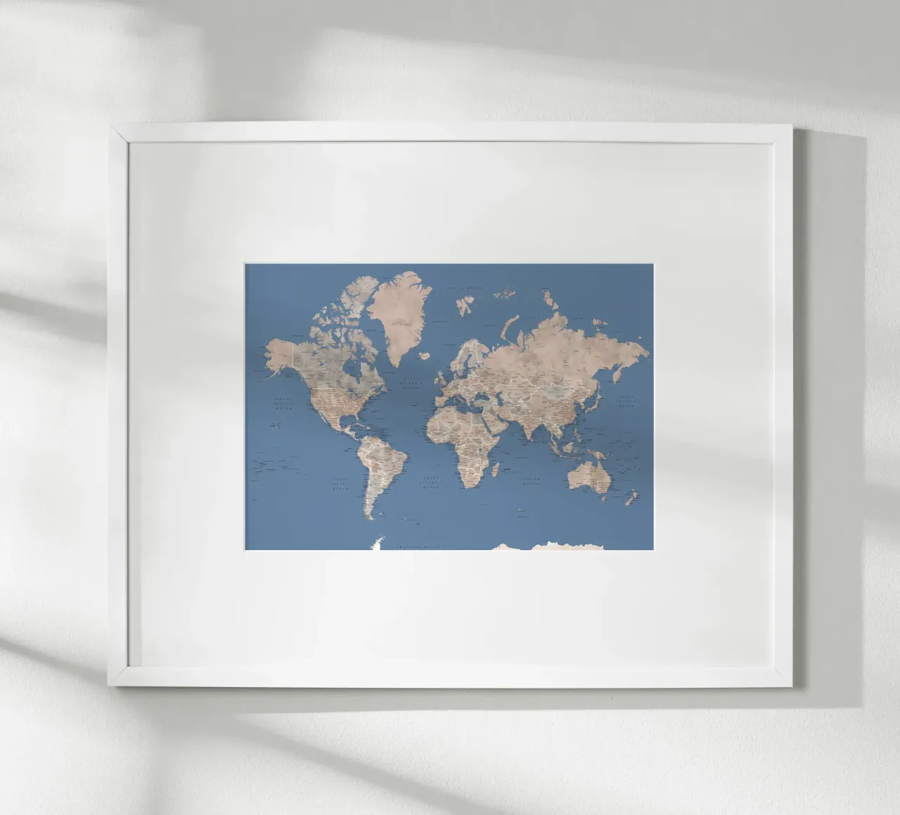 Nadeen mappa del mondo w città poster con telaio in plastica da Aiden Garcia