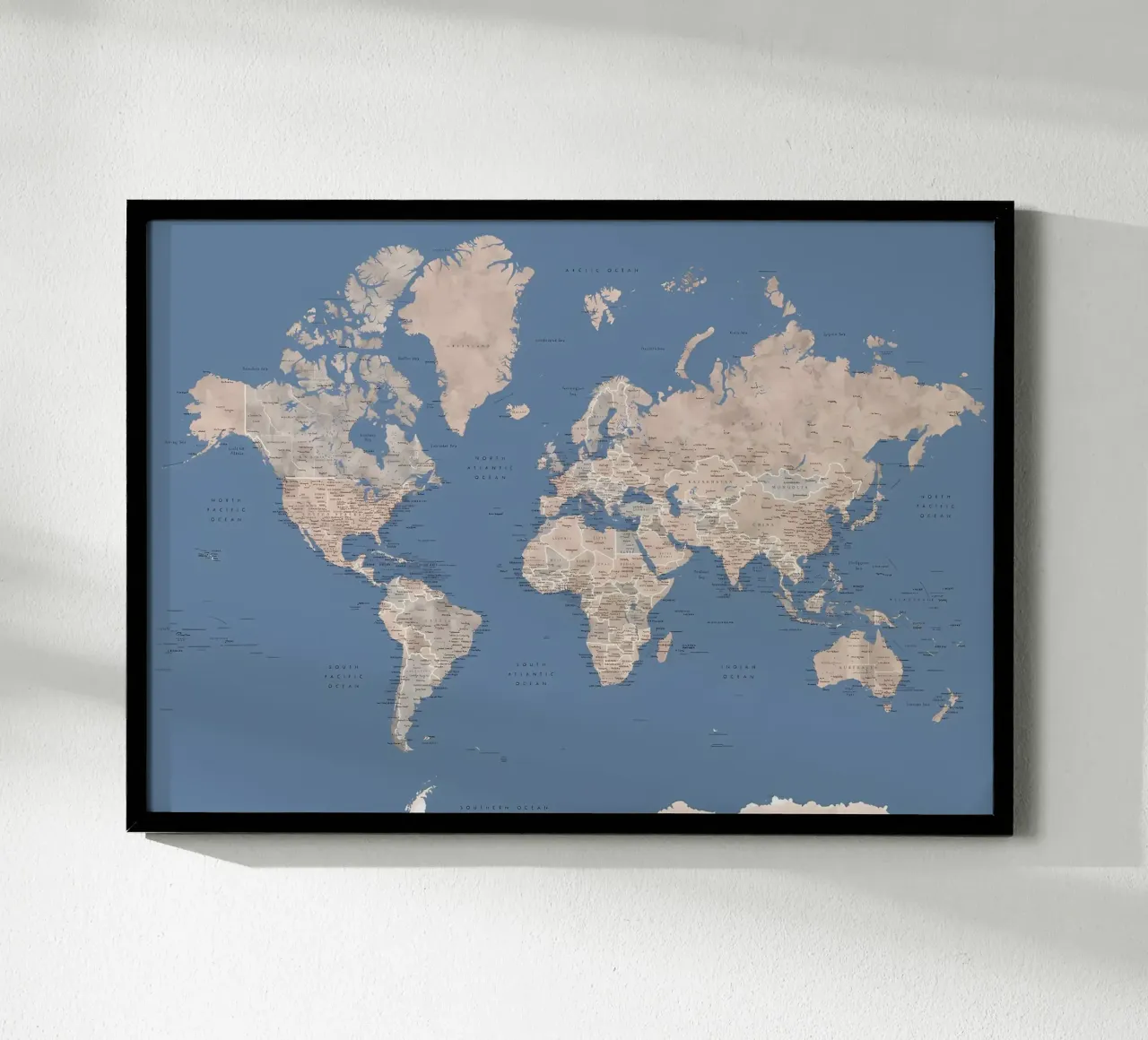 Nadeen mappa del mondo w città poster con telaio in plastica da Aiden Garcia