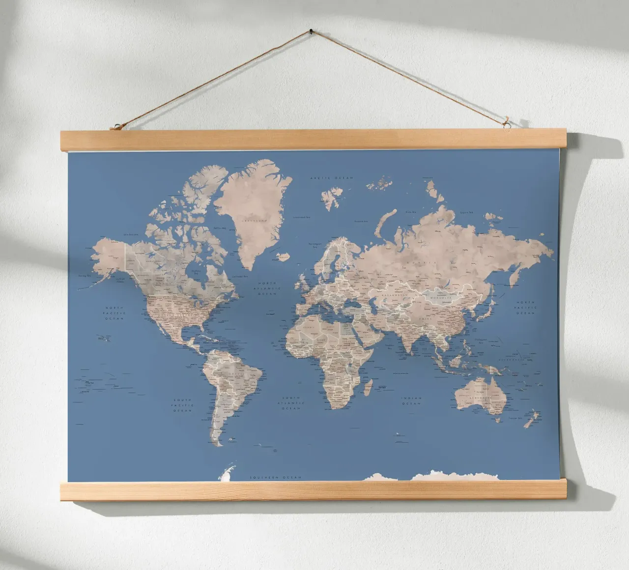 Nadeen mappa del mondo w città poster con telaio in plastica da Aiden Garcia