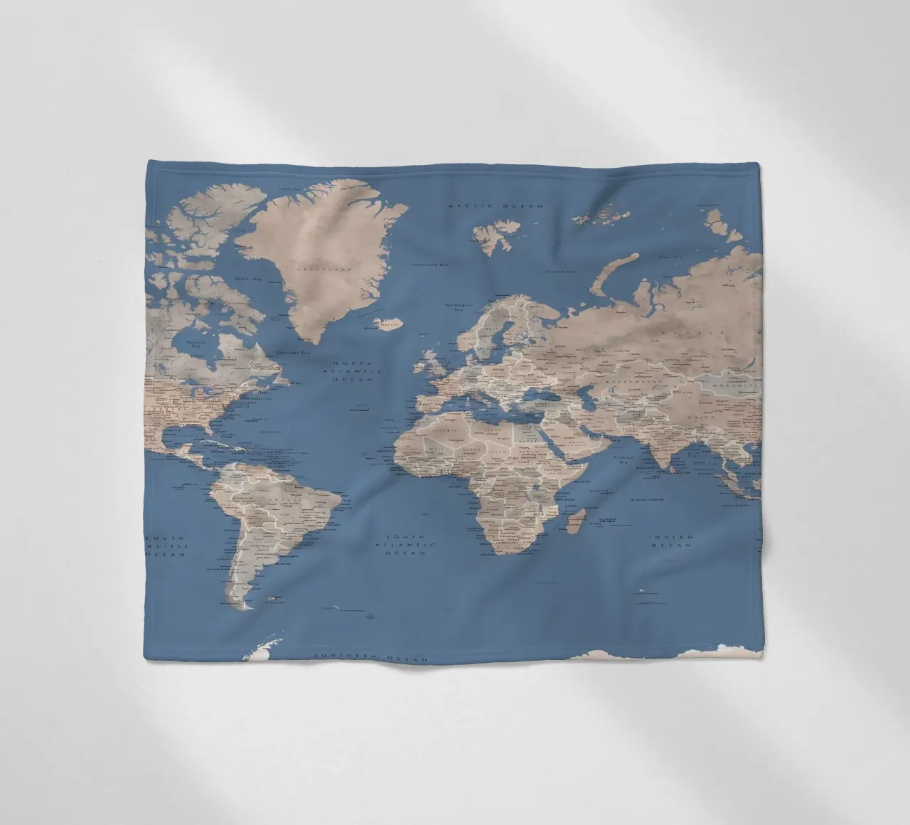 Nadeen mappa del mondo w città coperta in pile da Aiden Garcia