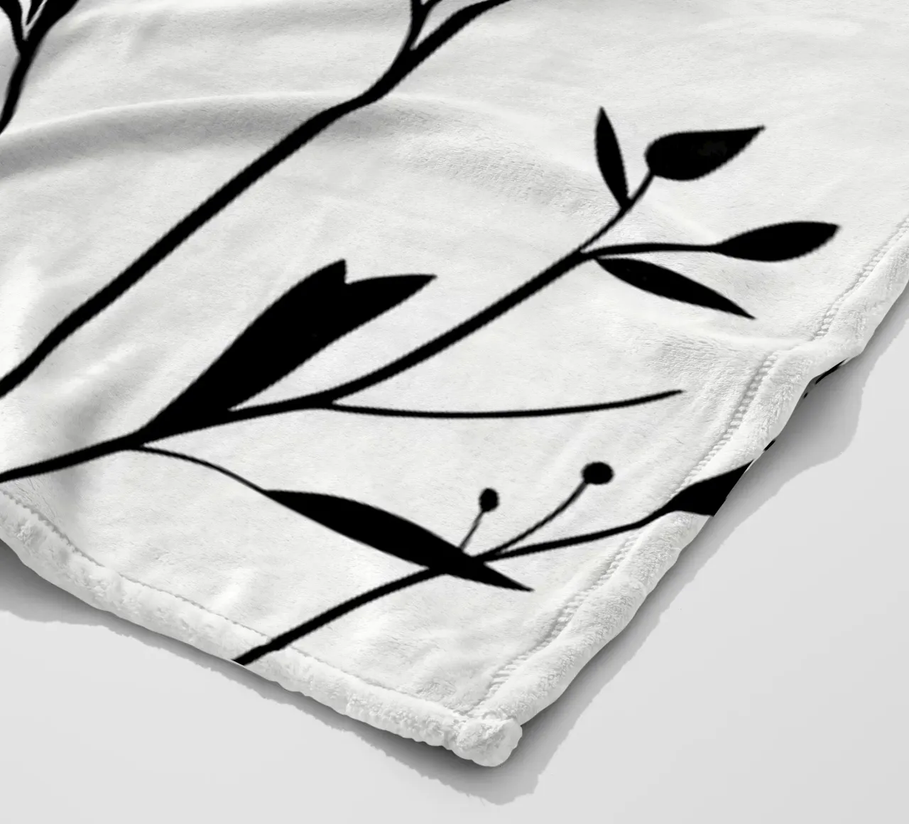 Silhouette floreale in bianco e nero coperta in pile da Nicholas Campbell