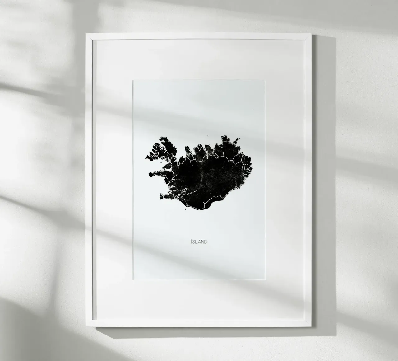 Mappa dell'Islanda nera poster con telaio in legno da Monika Strigel