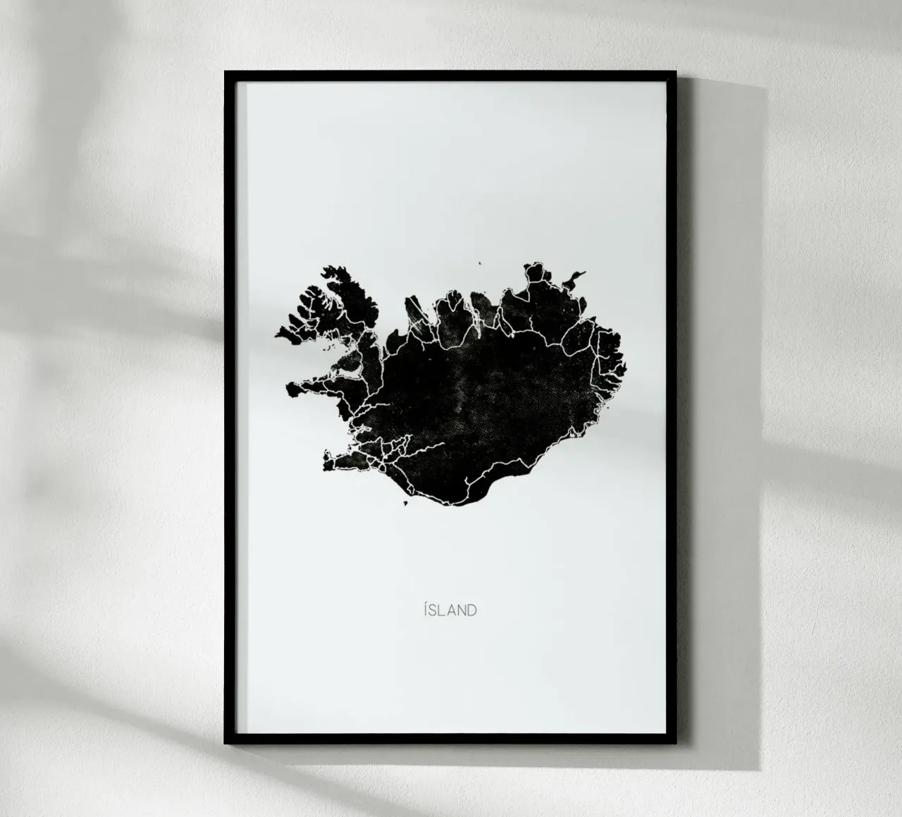 Mappa dell'Islanda nera poster con telaio in legno da Monika Strigel