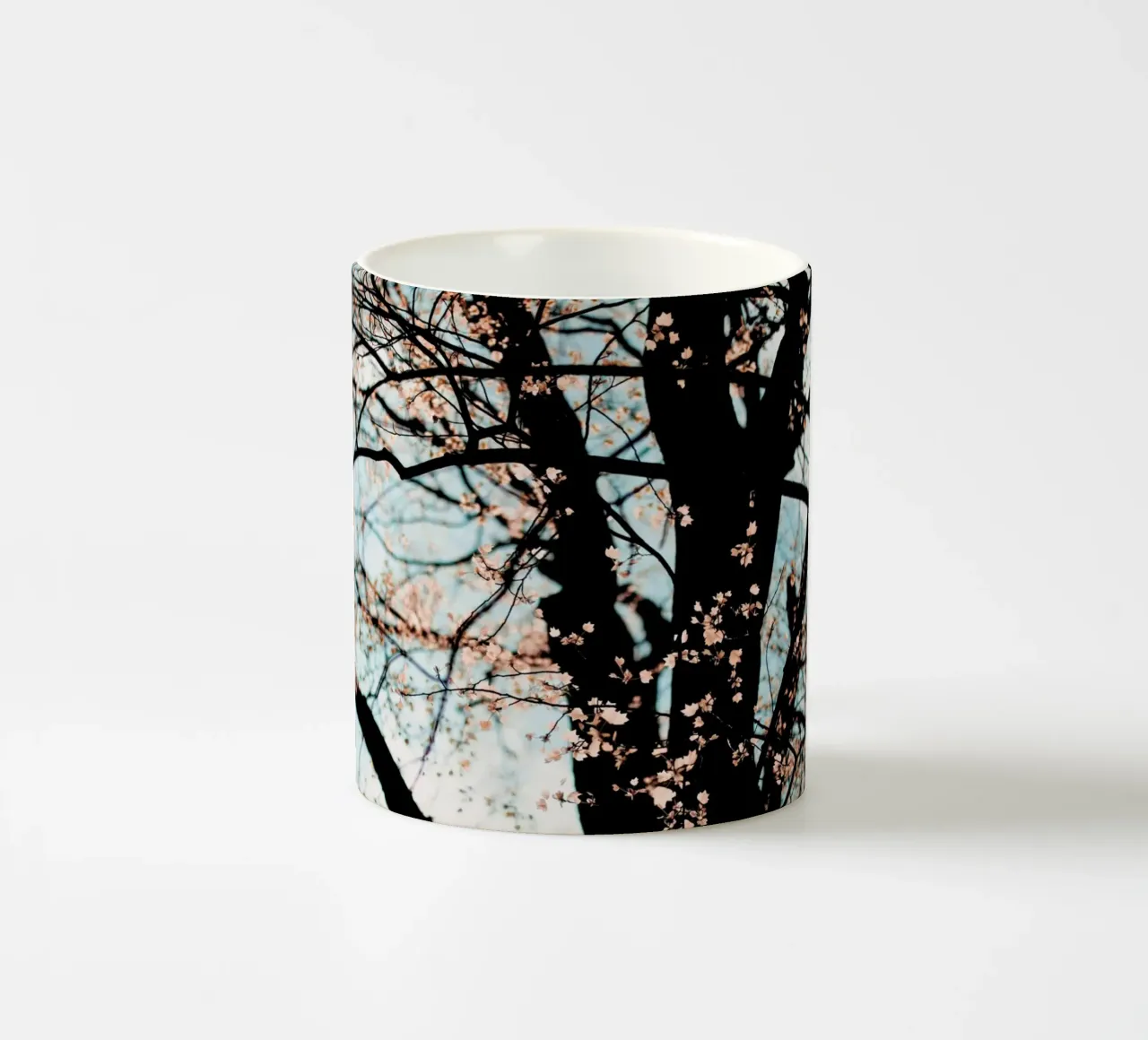 Autumn tazza in ceramica da Ingrid Beddoes