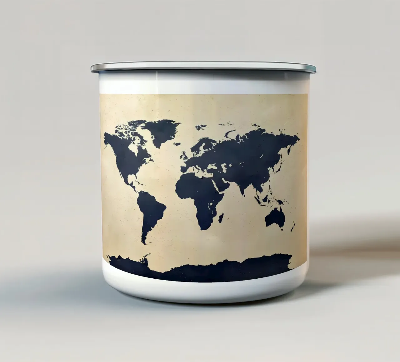 Mappa del mondo blu navy scuro tazza in smalto da Aiden Garcia