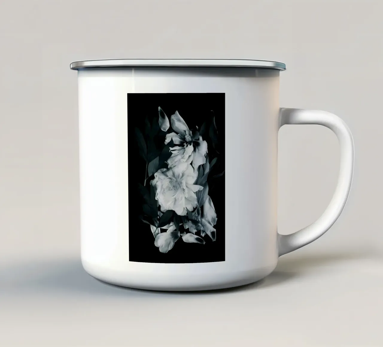 Fiori di peonie tazza in smalto da Nicholas Campbell