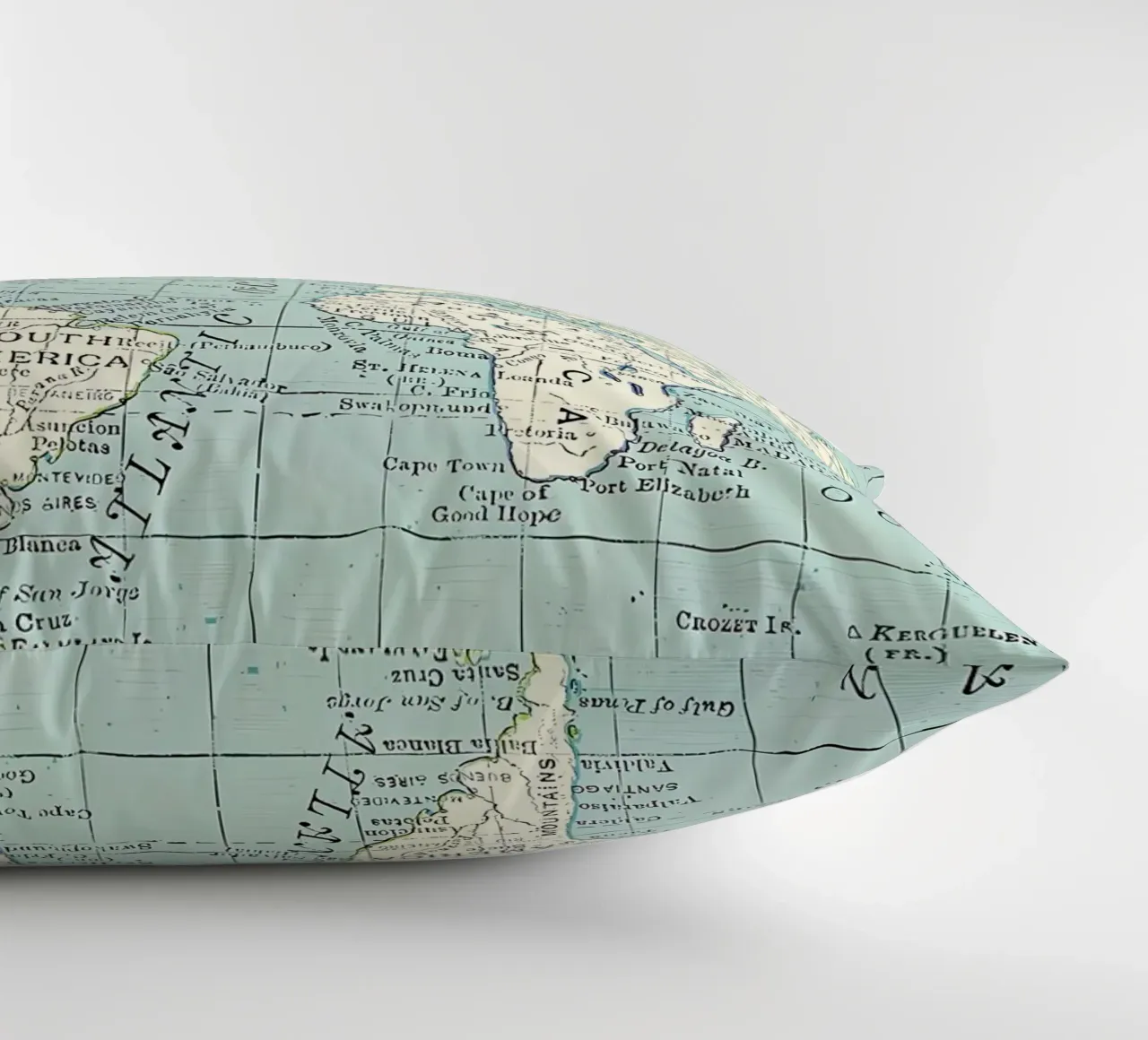 Mappa del mondo in blu e crema cuscino da Aiden Garcia