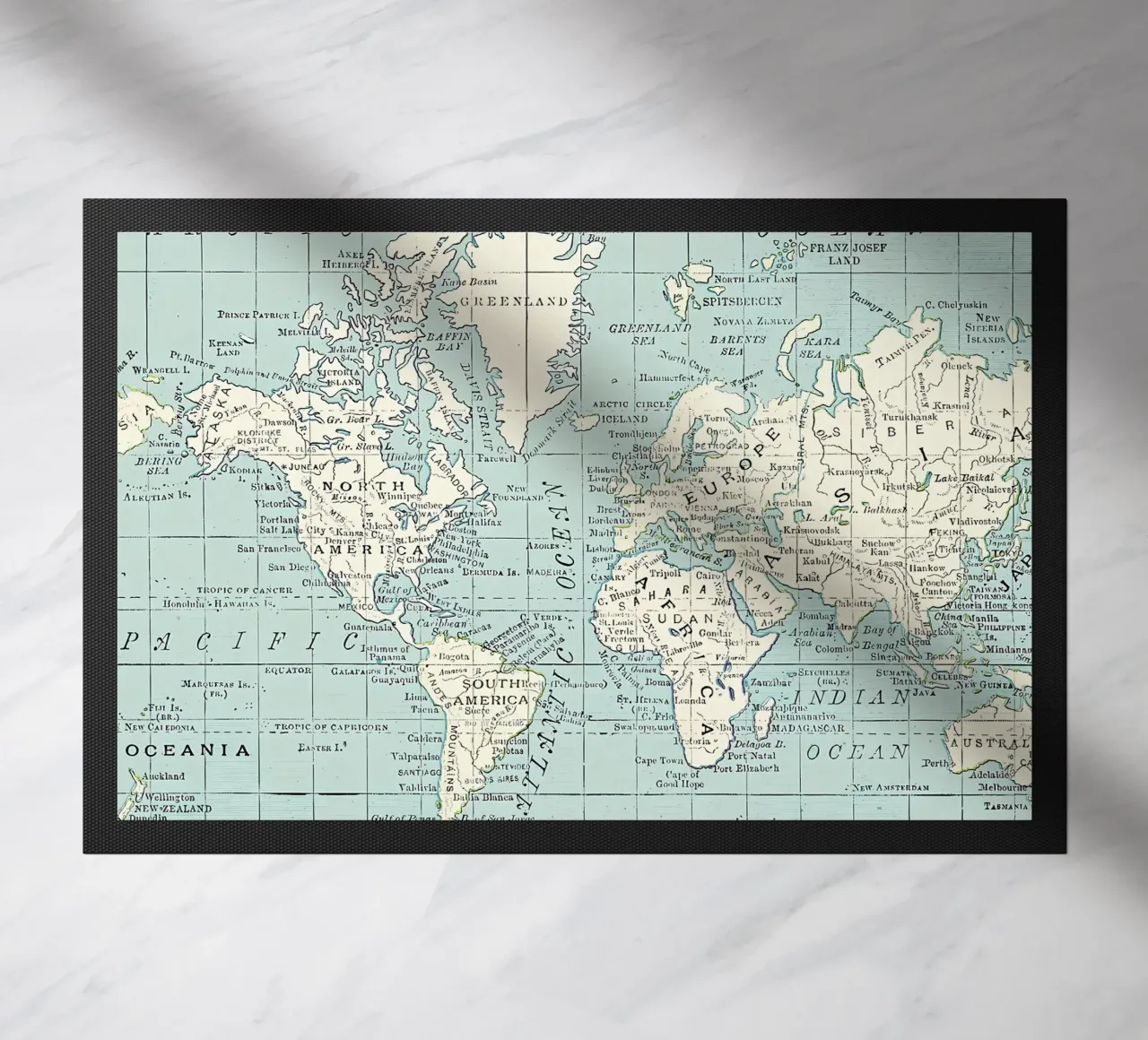 Mappa del mondo in blu e crema zerbino da Aiden Garcia