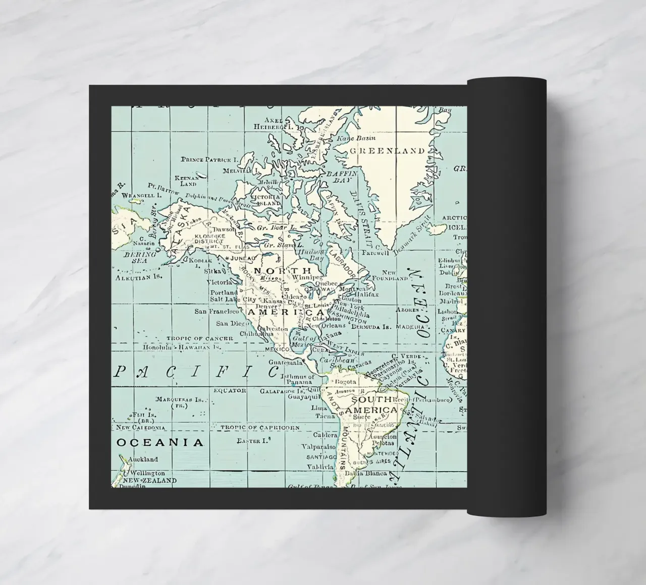 Mappa del mondo in blu e crema zerbino da Aiden Garcia
