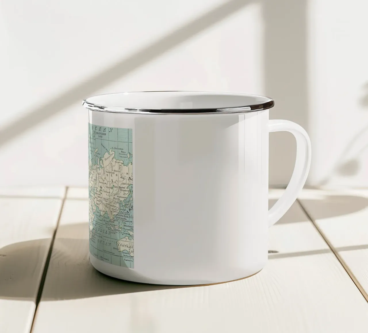 Mappa del mondo in blu e crema tazza in smalto da Aiden Garcia