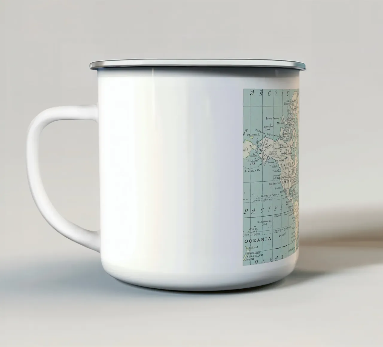 Mappa del mondo in blu e crema tazza in smalto da Aiden Garcia