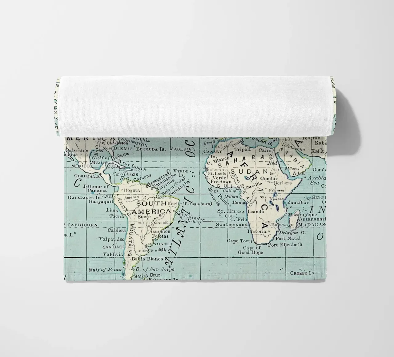Mappa del mondo in blu e crema telo mare da Aiden Garcia
