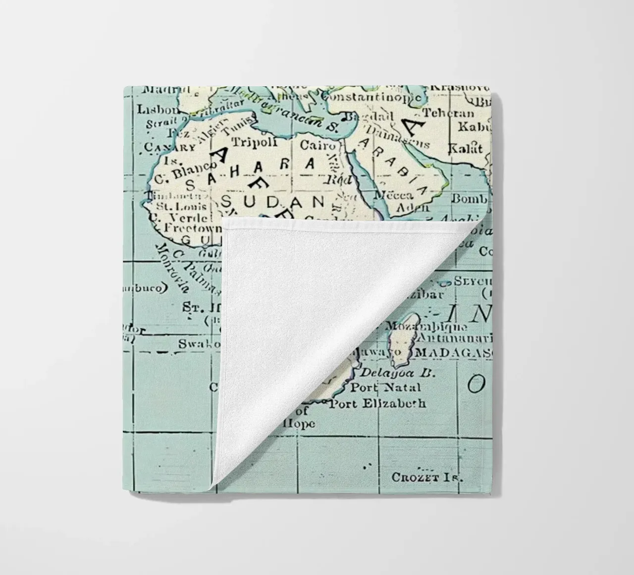 Mappa del mondo in blu e crema telo mare da Aiden Garcia